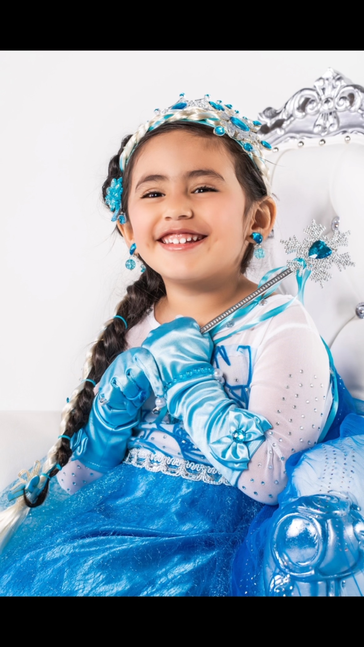 Straight out of a Frozen fairytale! ❄️👑✨ My baby girl’s 4th birthday shoot was pure magic at Vyrus Studios, featuring a stunning handcrafted throne from @handcraftedthrones ! She truly became the Ice Queen! 💙✨
@vyrus_studios
#FrozenQueen #PrincessElsaVibes #BirthdayMagic #VyrusStudios #HancraftedThrones #MakingMemories #disney #snowwhiteandthesevendwarfs #snowwhite