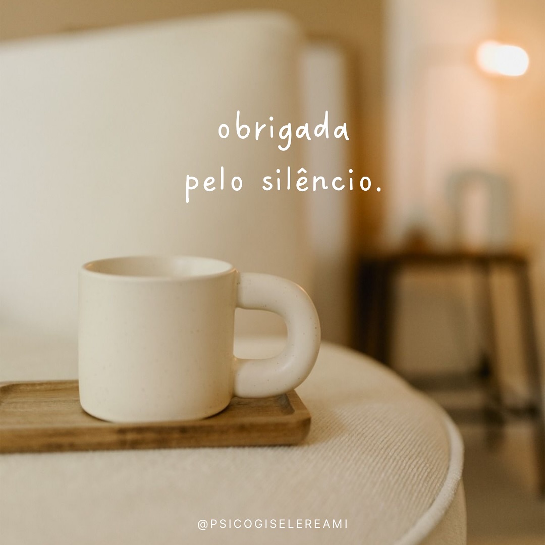 Dias atrás ouvi essa frase de uma paciente: “obrigada pelo silêncio!”
Isso me fez refletir…
A terapia nem sempre é sobre encontrar respostas.
Às vezes, o que mais precisamos é de um espaço onde possamos simplesmente ser, sem interrupções, sem atravessamentos, sem julgamentos.
Precisamos apenas de um espaço seguro onde possamos respirar, sentir e existir sem pressa.
Nem todo silêncio é vazio.
Nem todo silêncio é desconforto.
Muitas vezes o silêncio é espaço. Espaço para que a palavra encontre seu tempo.
O silêncio pode ser acolhimento, escuta, presença.
E, às vezes, ele diz muito mais do que qualquer palavra.