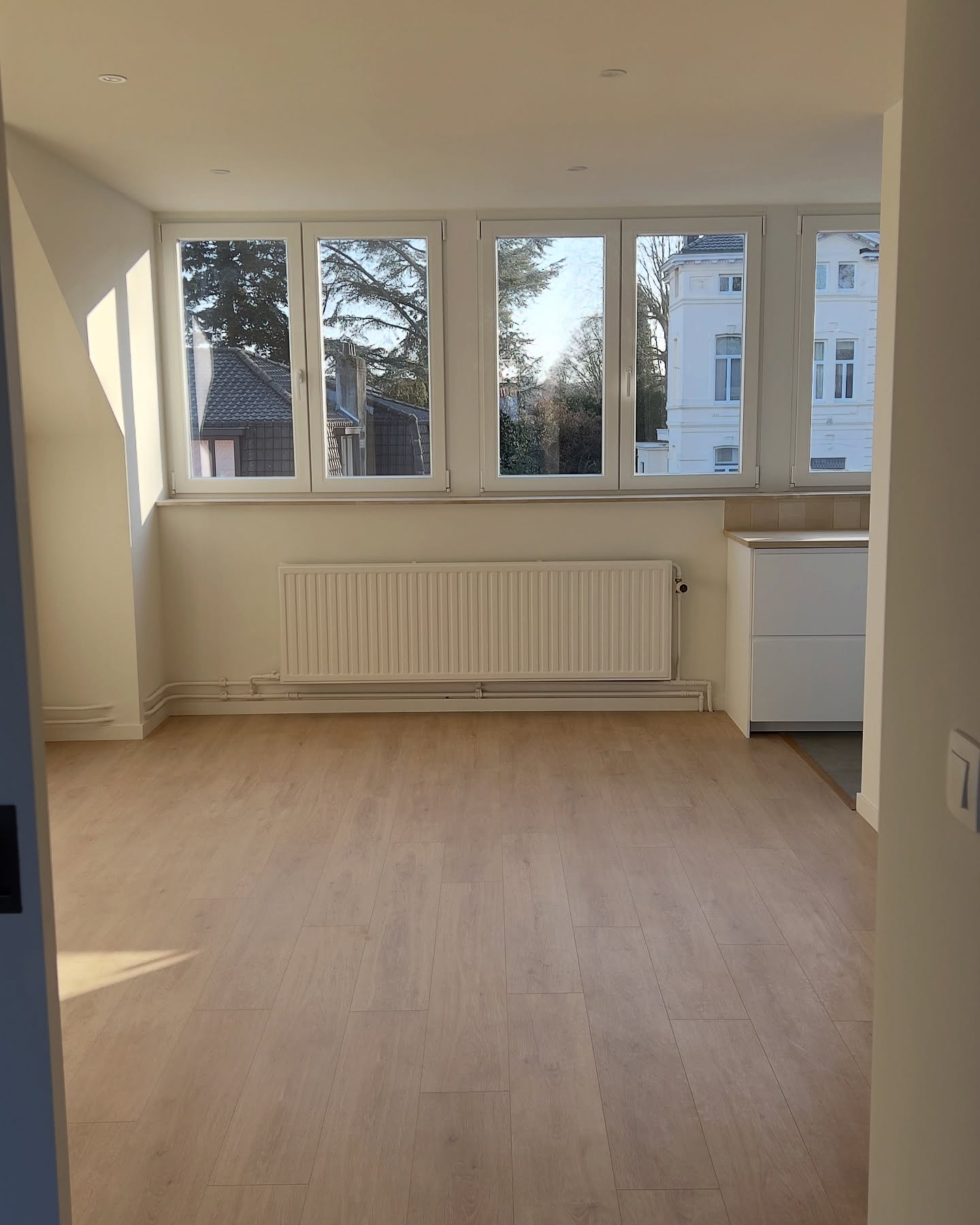 PROJET Appart Bxl 2
Rénovation complète de cet appartement destiné à la location. 🏡
🎯 Objectif de ma cliente : Le remettre au goût du jour pour une relocation rapide et optimale.
✨ Atout majeur : Une belle luminosité naturelle grâce aux nombreuses fenêtres.
🚧 Les défis à relever :
🔹 Une cuisine vieillissante, petite et peu fonctionnelle
🔹 Une salle de bain sombre et dépassée
🔹 Une “chambre” en mezzanine où il était impossible de se tenir debout
🔹 Un hall d’entrée inexistant : on entrait directement dans la pièce de vie
🔨 Nos solutions :
🔸 Ouverture de la cuisine sur le séjour pour plus d’espace et de convivialité. Nouvelle cuisine avec plus de rangements, un plan de travail optimisé et un meilleur équipement.
🔸 Transformation de la salle de bain en salle de douche, plus lumineuse et plus pratique.
🔸 Création d’une vraie chambre et d’un petit hall d’entrée, tout en conservant la lumière traversante grâce à une grande porte coulissante. 👌🏽
💡 Résultat ? Une cliente très contente ! Un appartement transformé, isolé et lumineux, loué en seulement 1 semaine ! 🥳
Vous avez un projet similaire ? Parlons-en ! ☺️📞
—-
#architecteinterieur #architecteintérieur #renovation #renovationcuisine #salledebain #luminosité #valorisationimmobilière