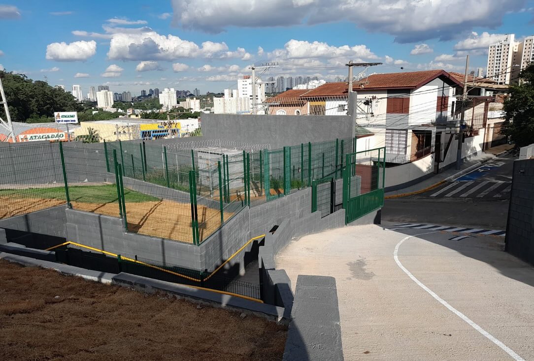 Obra do acesso lateral do Atacadão localizado na antiga Rodovia Regis Bittencourt, atual Avenida Aprígio Bezerra Dias, Nº 150, Centro, CEP: 06.768-000 – Taboão da Serra/SP. No ponto lateral de implantação do acesso (Rua Alfredo Wolf) havia grande desnível, portanto foi necessária grande intervenção no solo através de escavação, cortes, terraplanagem e execução de muros de arrimo. Os demais serviços como concretagem de piso, pintura de muros, sinalização viária horizontal, instalação de gradis, portões, postes de iluminação e plantio de grama integram a obra deste acesso, que aumentou exponencialmente o fluxo de clientes ao empreendimento. O acesso de veículos e de pedestres foi executado atendendo a legislação e todas as normas de acessibilidade da ABNT-NBR-9050.
OBS: Nas duas primeiras fotos temos o antes e depois do acesso. Posteriormente até a sétima foto as etapas da obra e as três últimas na entrega da obra.
👷🏼♂️ 🚗 🏍️ 👷🏼♀️
#construction #construtora #construção #engenharia #engenhariacivilbr #arquitetura #canteirodeobras #obra #empreendimento #concreto #estruturametálicas #murocontenção
