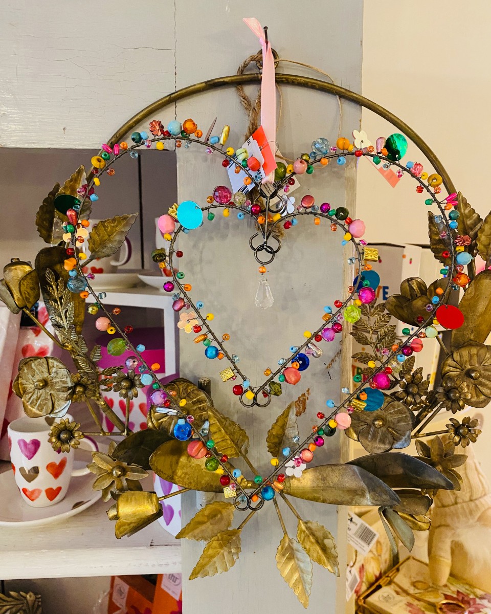 🛍️ Un espace pour faire (ou se faire) plaisir !
Chez Camendice, on adore dénicher des objets qui ont du charme et du sens. Notre sélection cadeaux & décoration regorge d’idées originales, douces et inspirantes pour toutes les occasions.
🎁 Une amie à gâter ? Un petit plaisir pour soi ? Ou simplement un coup de cœur inattendu ?
Chaque objet est choisi avec soin pour créer de jolis moments 💛
📍À découvrir en boutique à Aigle, ou en story dès maintenant !
👉 Faites glisser pour découvrir nos trésors du moment.
#CadeauxOriginaux #DécoAvecAmour #Camendice