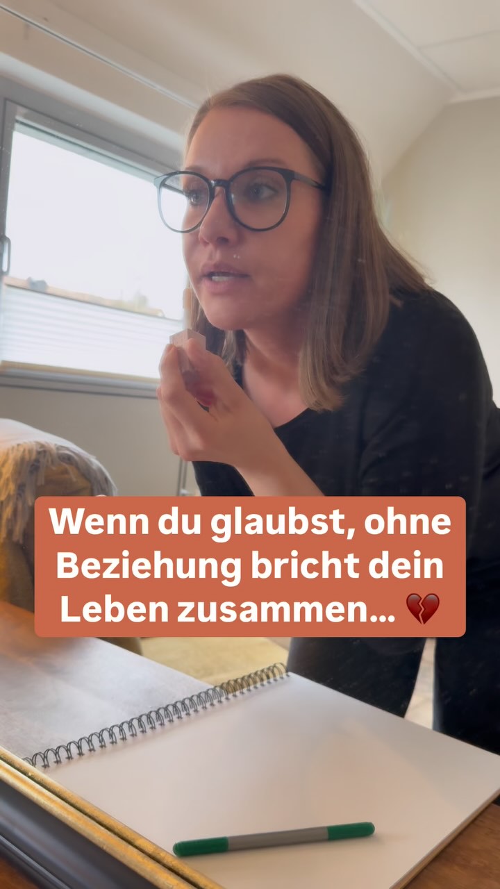 Du bist nicht leer, nur weil du allein bist. Du hast nur vergessen, wie voll dein Leben wirklich ist. 🩷
Viele Menschen glauben, ihr Leben sei nur dann sinnvoll, wenn sie in einer Beziehung sind.
Wenn deine Erfüllung allein durch Partnerschaft kommt – was bleibt, wenn sie plötzlich weg ist?
In diesem Reel siehst du, wie du dein Leben nicht um eine einzige Person baust – sondern auch um dich selbst.
Denn du bist nicht nur die „Hälfte“ von irgendwas.
Du bist ein ganzes Leben – mit Interessen, Träumen, Fähigkeiten und Menschen, die dich tragen.
Die Beziehung darf ein Teil davon sein – aber nicht das ganze Bild.
💡
Was füllst du hinein?
Was bleibt, wenn jemand geht?
👉 Schau dir das Reel an. Und dann frag dich:
Was macht dein Leben lebenswert – unabhängig von der Liebe?
Lots of Love, deine Anja ❣️