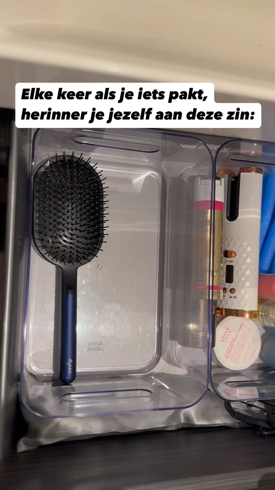 Dé manier om je huis opgeruimd te houden! 🏡✨
Elke keer als je iets pakt, onthoud je deze zin:
👉 Leg het niet neer, maar leg het terug.
Denk er eens over na… Je gebruikt dagelijks tussen de 100 en 300 items in huis.
Van kleding en keukengerei tot verzorgingsproducten en elektronica.
Als je niets direct teruglegt, stapelen zich de rondslingerende spullen in no-time op. En met meerdere mensen in huis zorgt deze niet helpende gewoonte voor een huis vol ruis 😬
Weet je hoeveel extra tijd het kost om iets meteen terug te leggen?
⏳ Helemaal niks.
Maar het niet doen kost je op termijn uren aan opruimen én onnodige stress.
Dus vanaf nu, hoor je dat stemmetje in je hoofd:
🔄 Leg het niet neer, maar leg het terug.
Een kleine gewoonte die je direct meer rust en overzicht geeft. Doe je mee?
Volg @miriamjbakker voor meer opruim motivatie 😉
#tinyhabits #opruimsucces #overzicht #rust #opruimcoach #professionalorganizer
