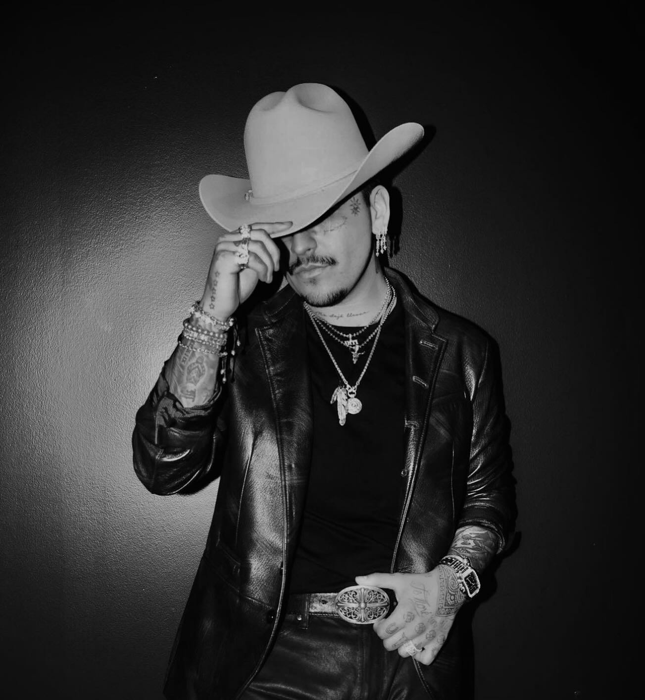 🎙️🪕
.
.
.
.
.
.
.
#christiannodal #club #nightlife #latin #party #fiesta #mariacheño #mexico #music #cocktail #drink #shot #tattoo #black #white #photo #photography