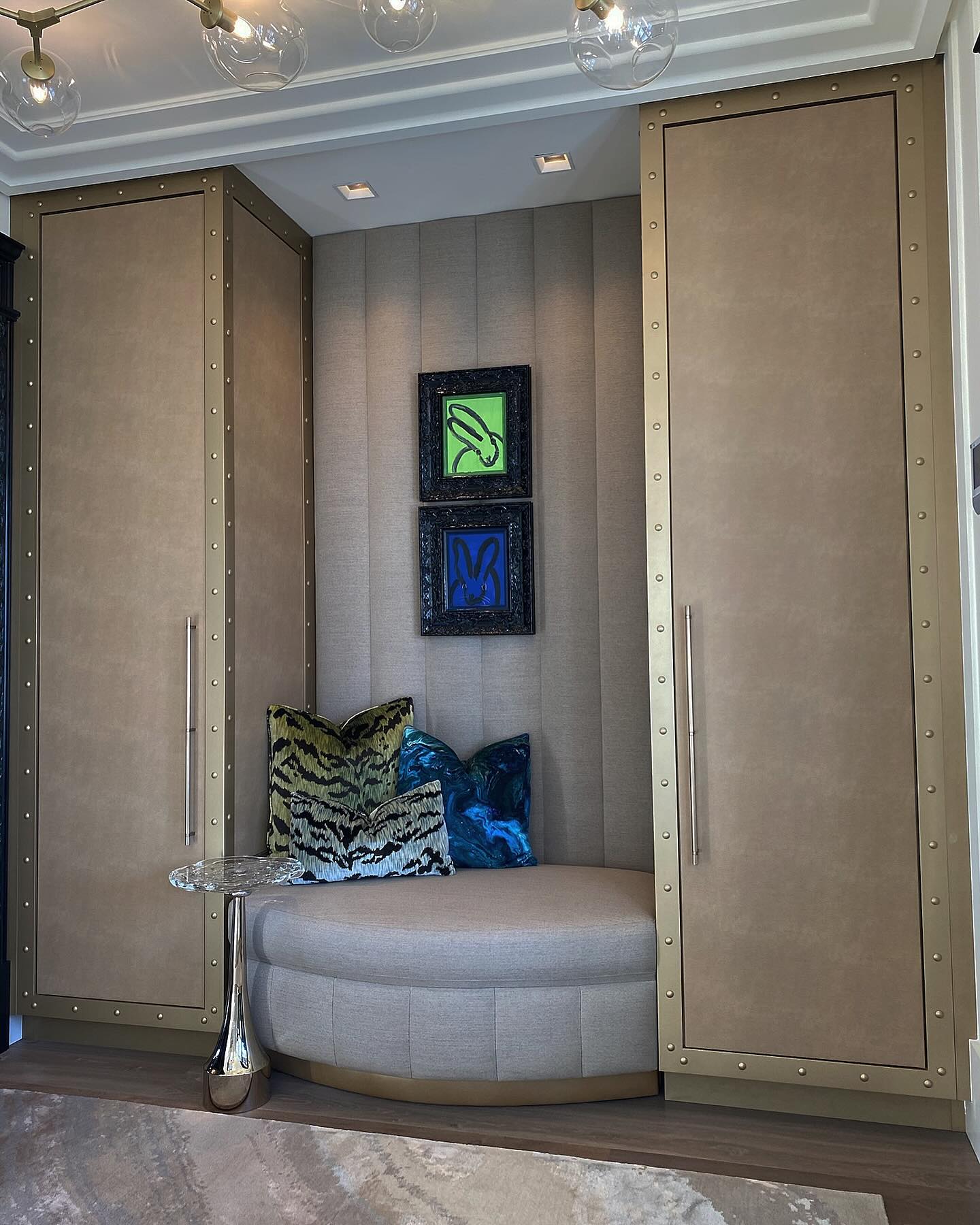 Elevated oak with a touch of gold ✨
-
-
-
#custom #taylormade #coatcloset #craftsmenship