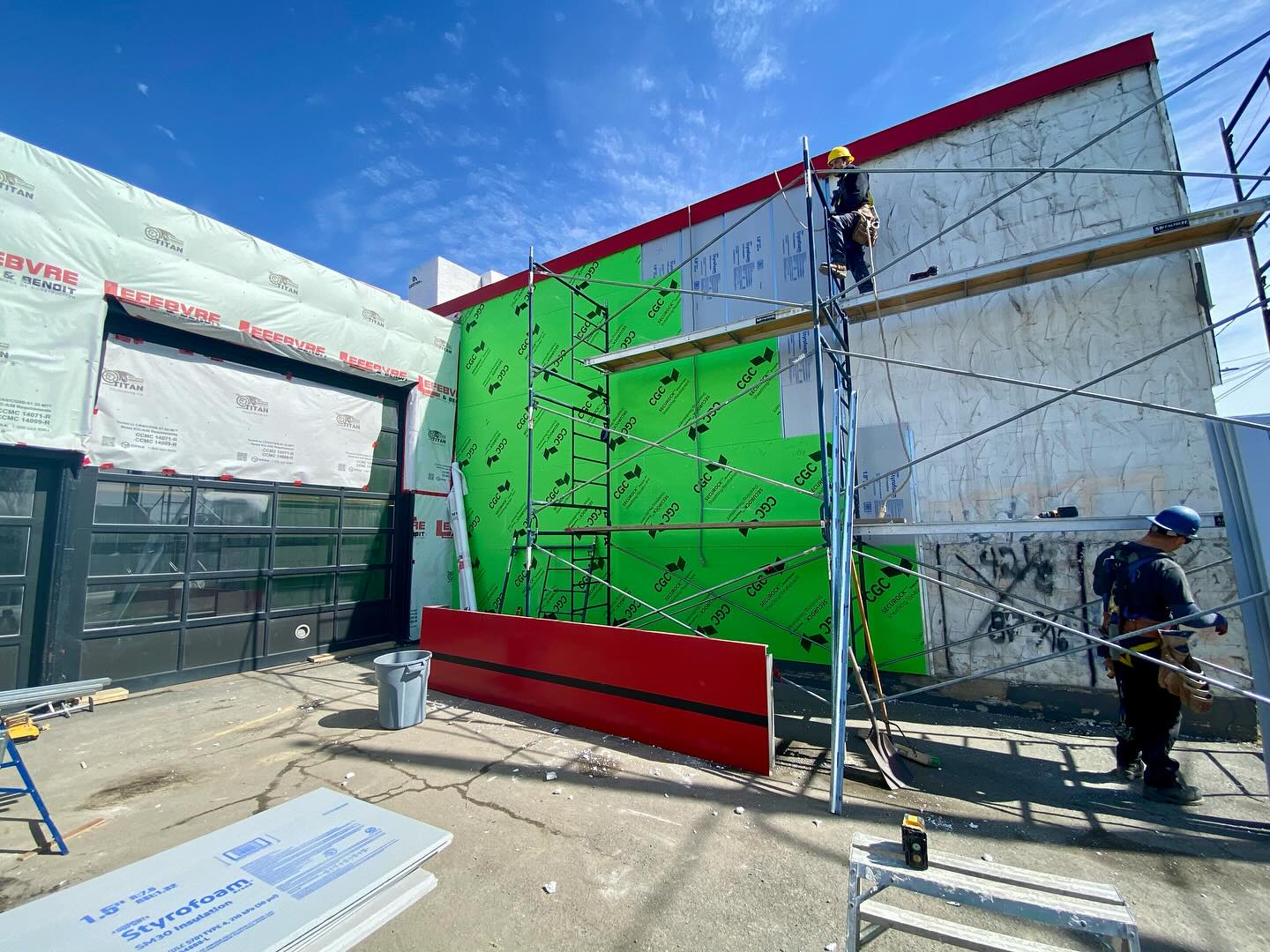 À l’extérieur du projet Autotec nous installons l’enveloppe du bâtiment. Foam SM bleu, Gypse vert Securock et Titan wrap. #constructionvcm #entrepreneurgeneral #commercial #enveloppebatiment #charpentiermenuisier