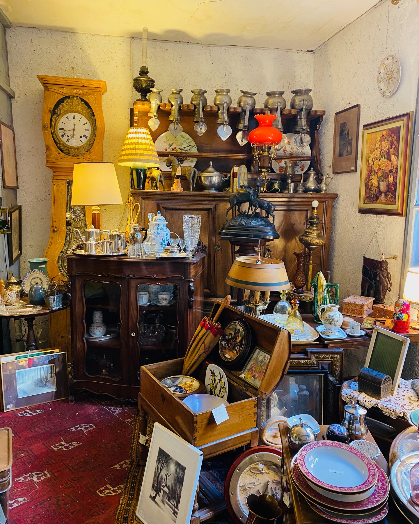 🫖✨ Des objets d’hier à aimer aujourd’hui
À l’arrière de la boutique, un espace un peu caché abrite notre sélection brocante & vintage, pleine de trésors patinés par le temps, d’histoires à imaginer, et de pièces uniques à adopter.
🔍 Meubles anciens, vaisselle rétro, objets insolites ou petites merveilles oubliées… ici, chaque article a son vécu et attend de reprendre vie dans un nouveau foyer.
🌿 Que vous aimiez chiner, collectionner ou simplement flâner, ce coin invite à la curiosité et à l’inspiration.
📍À découvrir en boutique à Aigle ou en story tout bientôt !
👉 Faites glisser pour plonger dans l’univers de notre brocante.
#BrocanteVintage #TrésorsDuPassé #ObjetsAvecUneÂme #Camendice