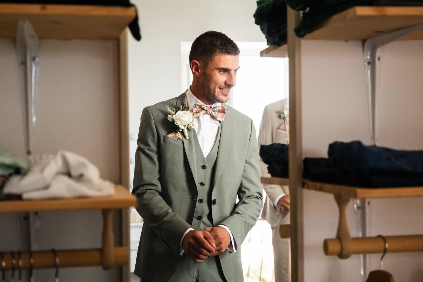 Les préparatifs du marié 🤵🏻♂️📸
#Mariage #Wedding #WeddingDay
#PréparatifsMariage #BrideToBe #WeddingDetails #WeddingStory
#PhotographieDocumentaire #ReportageMariage #StorytellingWedding #WeddingPhotojournalism
#MariageLyon #WeddingLyon #PhotographeLyon #Lyon #MariageRhôneAlpes #WeddingFrance #PhotographeRhôneAlpes