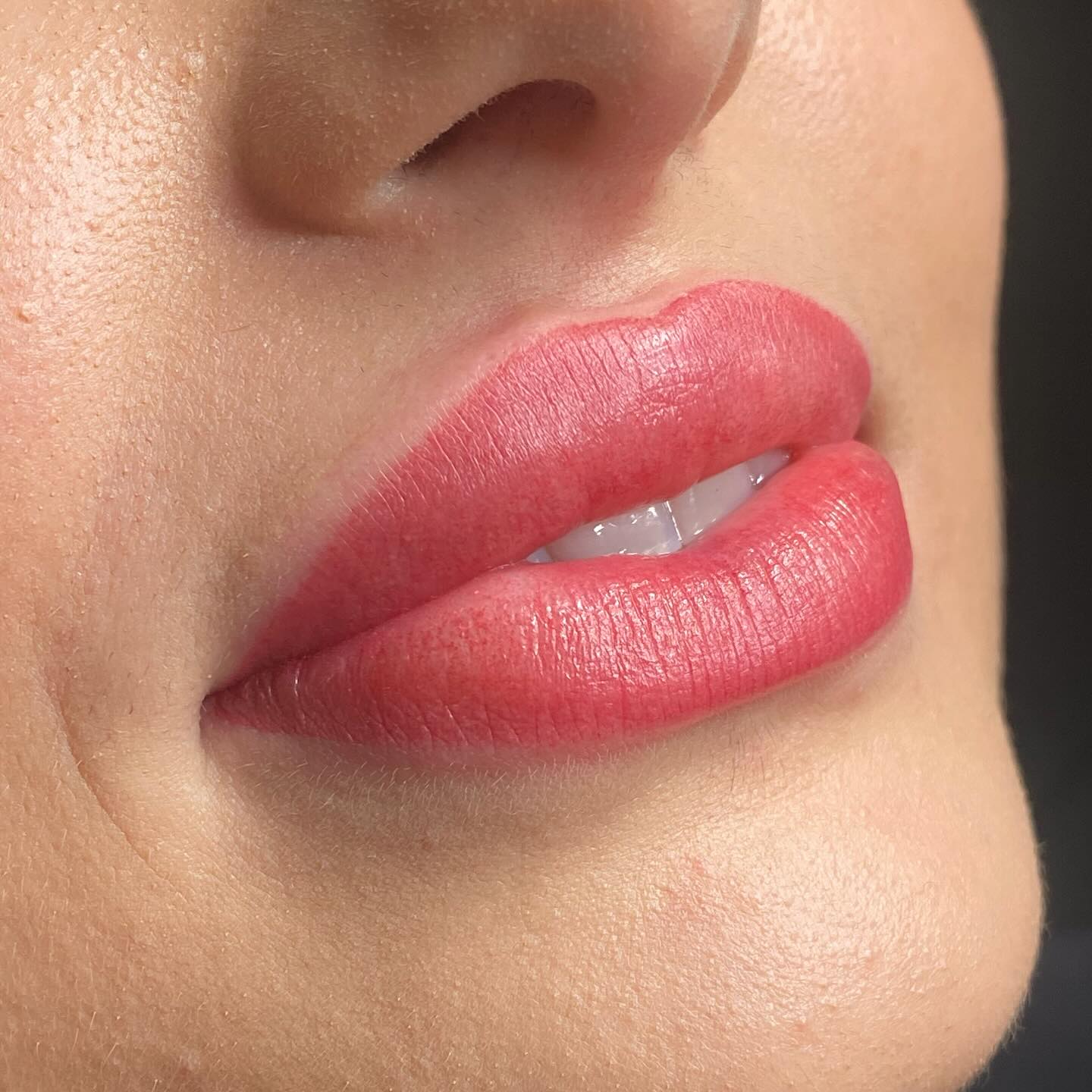 ✨ Maquillage Permanent des Lèvres : Avant / Après ✨
Découvrez cette magnifique transformation grâce au maquillage permanent des lèvres ! 💋
Sur la première photo : des lèvres naturelles, sans maquillage.
Sur la deuxième photo : un effet blush sublime qui rehausse la couleur naturelle des lèvres pour un résultat frais, élégant et longue tenue.
🌹 Fini naturel et sophistiqué
💪 Tenue parfaite au quotidien
Envie de sublimer vos lèvres ? Contactez-nous en DM ! 📩
#MaquillagePermanent #LèvresParfaites #BeautyTransformation #BeforeAfter #Esthétique #Nice