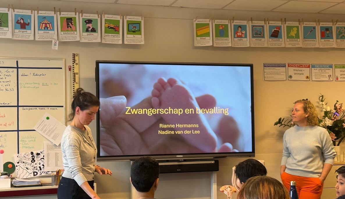 Vorige week hebben verloskundige Rianne en gynaecoloog Nadine een gastles gegeven aan groep 8 over de verloskunde & gynaecologie. Alle kids onder de indruk van wat zij te vertellen hadden. Wellicht allemaal verloskundigen in spé 😜🩺