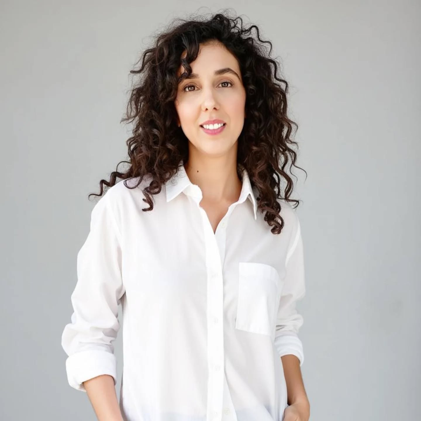 סיום ותחילתו של מסע חדש 🌱
לפני כמה ימים נפרדתי משתי קבוצות נוער שליוויתי במשך תקופה, ובלב מעורבים תחושות של סיפוק, גאווה והתרגשות. כל אחד מהנערים והנערות שהגיעו למפגשים האלה נשא עמו אתגרים חברתיים ורגשיים, חששות ממצבים חדשים, ואת הקול הפנימי שמטיל ספק. אבל לאורך הדרך, ראיתי אותם צומחים—לומדים לעמוד מול קהל, ליזום שיחות, להעז להיות נוכחים ולעמוד על שלהם. לפעמים זה היה צעד קטן, ולפעמים קפיצה גדולה, אבל כל התקדמות הייתה משמעותית.
הם יוצאים מהקבוצה עם ארגז כלים, אבל יותר מזה—עם חוויות חיוביות של הצלחה, שייכות, והבנה שהם לא לבד.
ובזמן שאני נפרדת, אני גם מתכוננת להתחלה חדשה. קבוצה חדשה של בני נוער עומדת להתחיל, ואני כבר מחכה לפגוש אותם, להכיר את החששות ואת התקוות שלהם, ולהוביל אותם בדרך לשינוי. אני יודעת שזה לא יהיה קל, אבל אני יודעת גם שאפשר.
אז אם אתם או מישהו שאתם מכירים מתמודד עם חרדה חברתית, ביישנות או קושי במצבים חברתיים—דעו שיש דרך להתאמן על "השריר החברתי". בקבוצה, כמו בכל תהליך, צעד קטן יכול להוביל לשינוי גדול. 💙