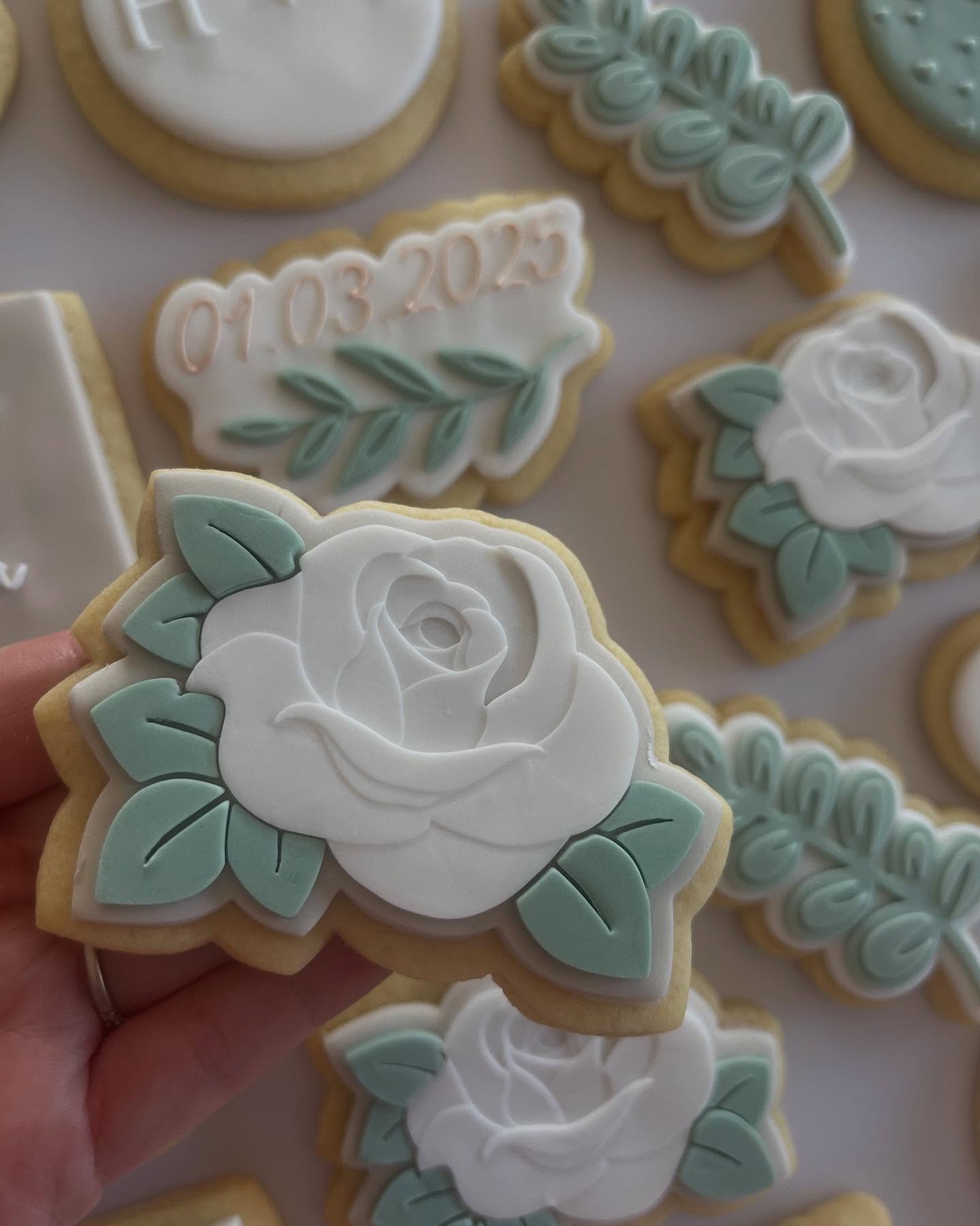 Still obsessing over this rose 🌹 all stamps available on our website now 🤍
#stampedbyel #cookiestamps #cookieembossers #cookiedebossers #cookiesupplies #sugarcookiesupplies #fondantcookies #smallbusiness #shopsmallbusiness #alburywodongabusiness #bakingsupplies