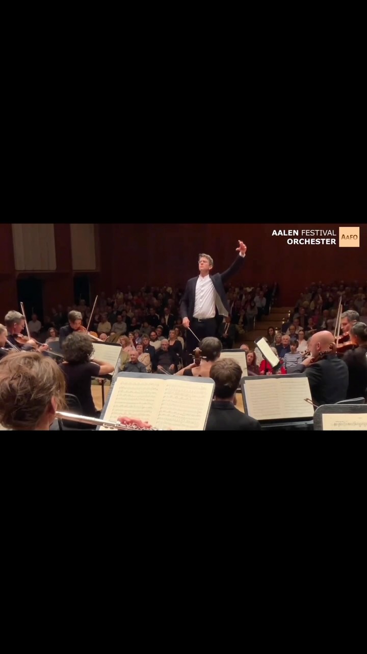 UNBESCHWERT! ☀️ mit Gioachino Rossini, Charles Gounod und Felix Mendelssohn
1.6.2025 I 18:00 Uhr I Stadthalle Aalen
Das AALEN FESTIVAL ORCHESTER mit Dirigent Gero Wittich und rund 40 Musiker:innen aus ganz Deutschland
👉 Tickets: Link in Bio 👈
Herzliche Einladung 🫶
📷 @gero.wittich I Gero Wittich
#aalenfestivalorchester #AAFO #Konzert2025 #gerowittich #aalen #ostalbkreis #stadthalleaalen #klassik #stadtaalen #aalenkulturundevent #musikfürdieseele #musikfürsherz #hiddenchampions
