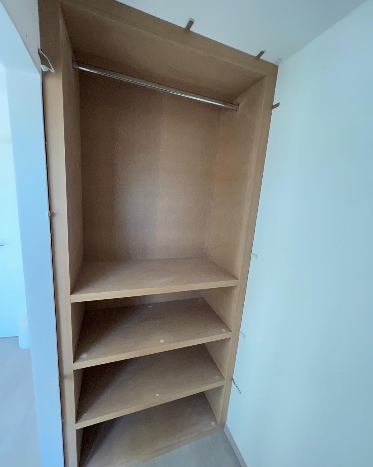 Op maat gemaakte inbouwkast!
Maximale opbergruimte, perfect passend in jouw interieur! Dit strakke en functionele design is dé oplossing voor een opgeruimde en stijlvolle woning.
✅ Maatwerk
✅ Slim en stijlvol
Wil jij ook zo’n prachtige kast op maat? Neem contact met mij op! 📩
#Maatwerk #Interieur #Vakmanschap #Opbergruimte #timmerwerk