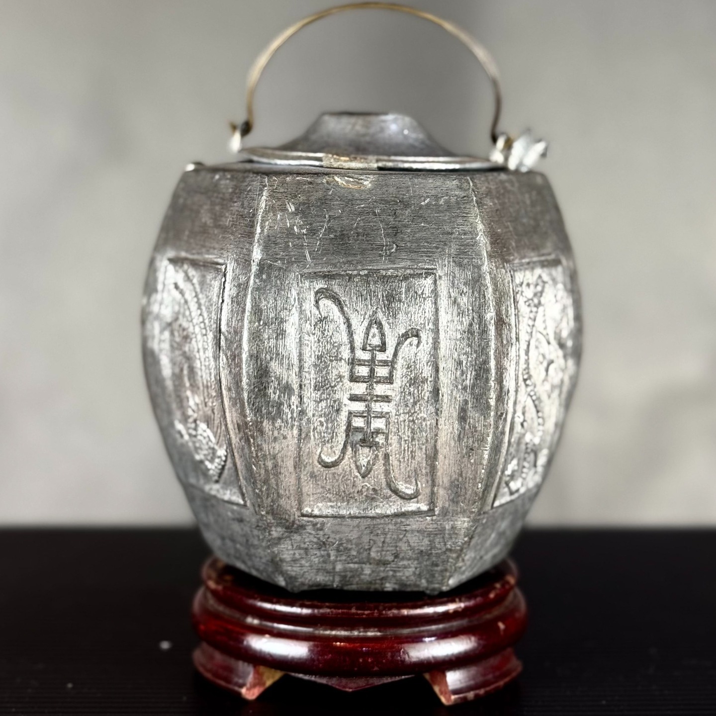 探索酒壺的神秘之美🏺 這些歷史悠久的藝術品絕對令人感到驚嘆!想了解更多?點擊主頁連結,一起探索傳統與文化吧!#錫溫酒壺 #文化遺產 #品茗