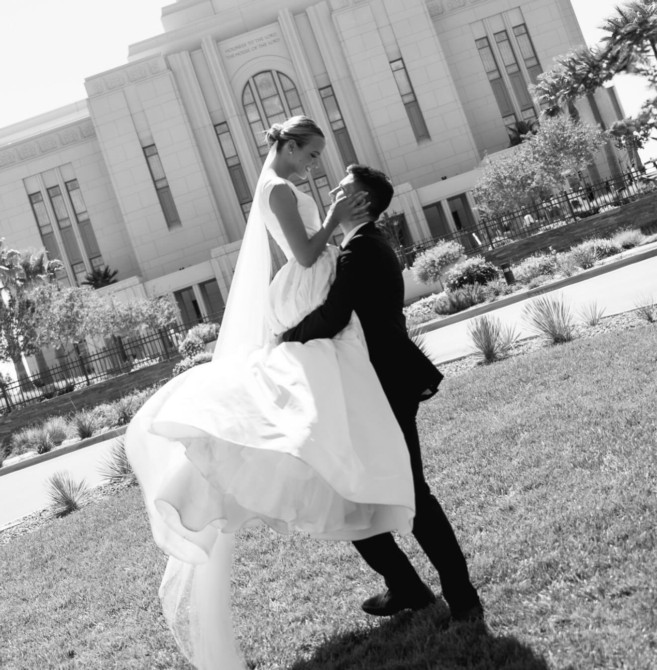 To have and to hold 💞
.
.
Photo: @emilyandluke_
Design+Decor+Florals: @poppylaneevents_st.george
.
.
#stgeorgeweddingplanner #foreverlove #poppylaneeventsstgeorge
#southernutahweddingplanner #zionweddingplanner #wedding