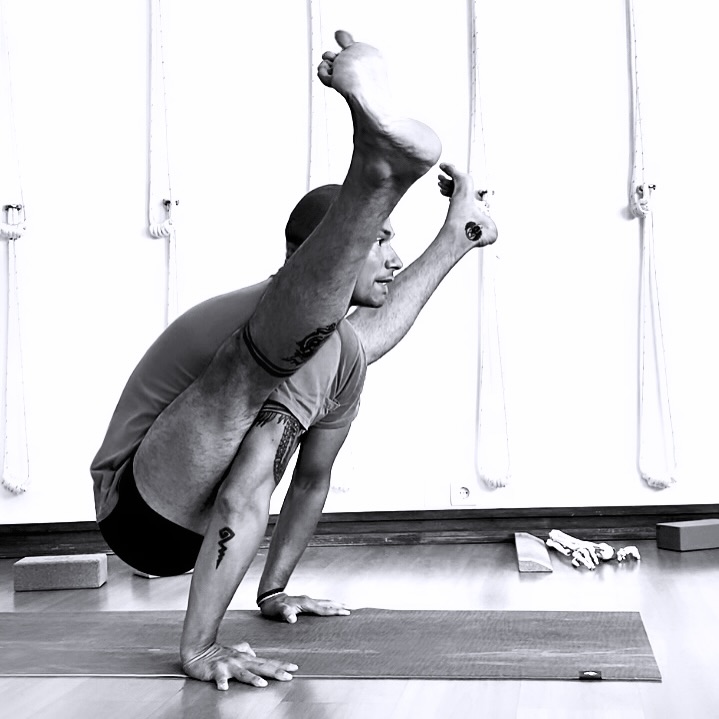 Titibhasana “flying bird pose”.
Two different variations.
.
Pictures taken during class.
.
.
.
.
.
#titibasana #fireflypose #yogaanatomy #yogaarticle #yogafunctionalanatomy #yogaalignment #yogafunctionalmovement #anatomy #yogaclass #Yoga #asana #functionalanatomy #hathayoga #iyengaryoga #yogaportugal #lisbonyoga #practice #yogainspiration #yogapose #yogateacher #yogainjuries #yogaeveryday #yogi #yogajourney #yogacourse #armbalance #asanapractice #hathayoga