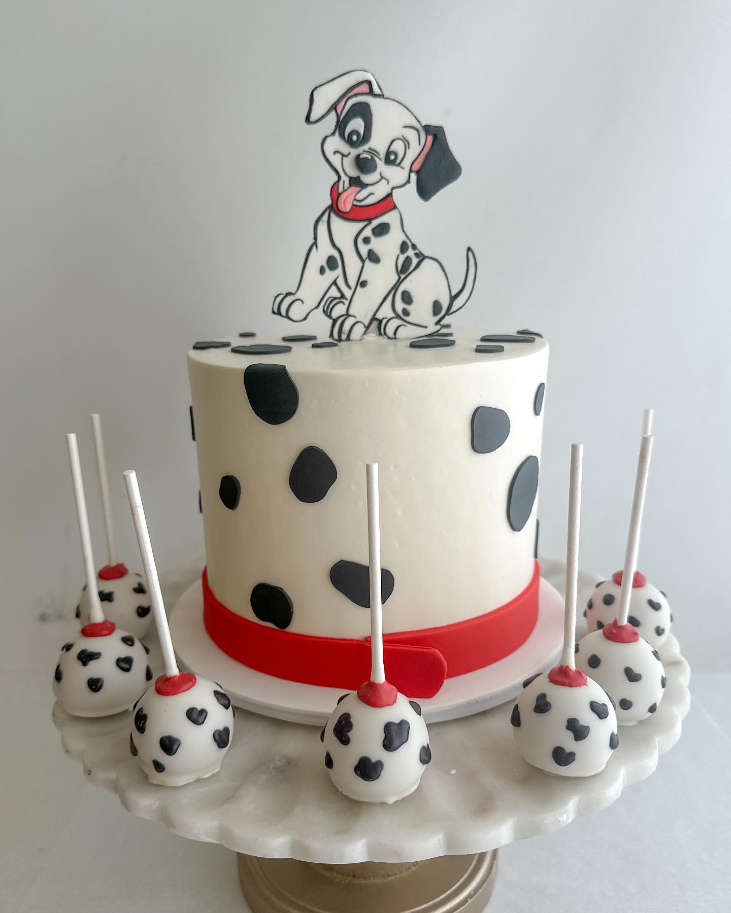 In the words of Cruella, “I live for cakes, I worship cakes.”
#101dalmationscake #disneycake #birthdaycake #101dalmationscakepops #disneycakepops