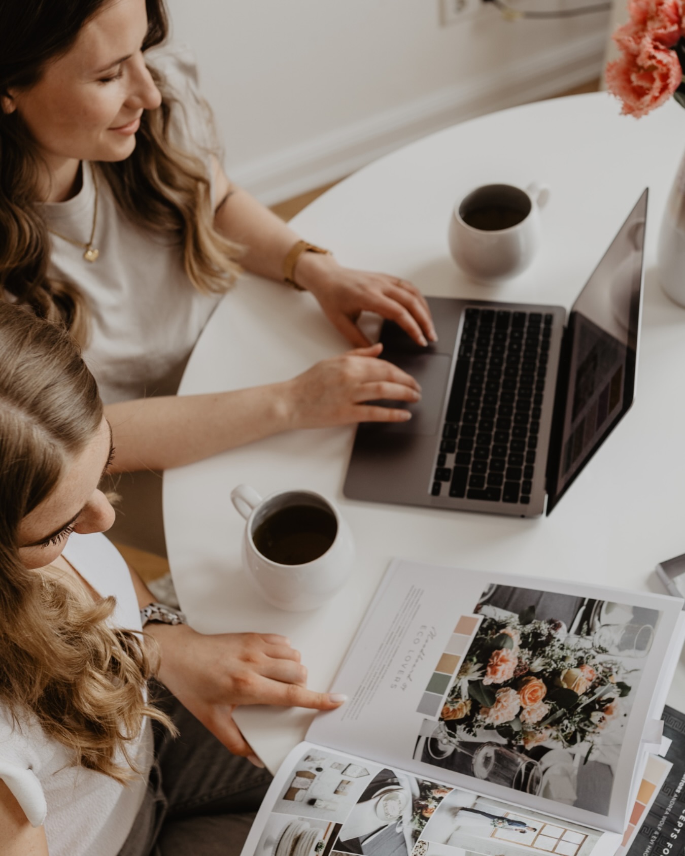 💛 Wir wissen, wie besonders die Zeit der Hochzeitsplanung ist – voller Vorfreude, Fragen und ganz viel Herzklopfen.
Genau deshalb gibt’s jetzt unser digitales Hochzeitscoaching:
Ein liebevoller Begleiter für alle Brautpaare, die sich Unterstützung, Struktur und ganz viel Erfahrung wünschen – egal wo ihr gerade seid und an welchem Punkt eurer Planung ihr steht.
In einem persönlichen Online-Termin nehmen wir uns ganz viel Zeit nur für euch – mit offenen Ohren, ehrlichem Feedback und all unserem Wissen aus 5 Jahren Hochzeitsplanung. ✨
Plus: Wertvolles Infomaterial mit unseren besten Tipps & Insights gibt’s natürlich auch dazu.
📅 Euren Termin könnt ihr ganz einfach online buchen – der Link ist in unserer Bio.
Wir freuen uns auf euch! 🤍