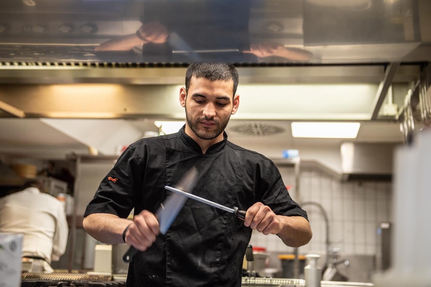 Königswirt ist eine außergewöhnlich tolle und freundliche Gruppe. Alle bemühen sich, gemeinsam voranzukommen, und jeder bringt sich gegenseitig weiter und teilt einzigartige Erfahrungen.
Ich hoffe, dass wir zu den Besten gehören.
Meine erste Kocherfahrung habe ich in der Türkei bei den besten Köchen gesammelt, und jetzt konzentriere ich mich auf die europäischen Küche, besonders auf die Bayrische Küche aber neu durchdacht. Ich liebe sowohl die asiatische Küche als auch die französische Kochkunst.
Ich bin ein großer Fan von Nostalgie und neuen Geschmacksrichtungen. Mein Lieblingsgericht ist ein asiatisches Gericht aus Afghanistan namens Ashak.
Mein Lieblingsgericht aus dem Königswirt ist das Thai Curry mit Mu err Pilze, Thai-knoblauch/ Basilikum und roter Curry Soße mit Heublumenreis.
Ich freue mich auf euren Besuch
Herzlich willkommen im Team 👑
📸 @hoelterdanielfotografie