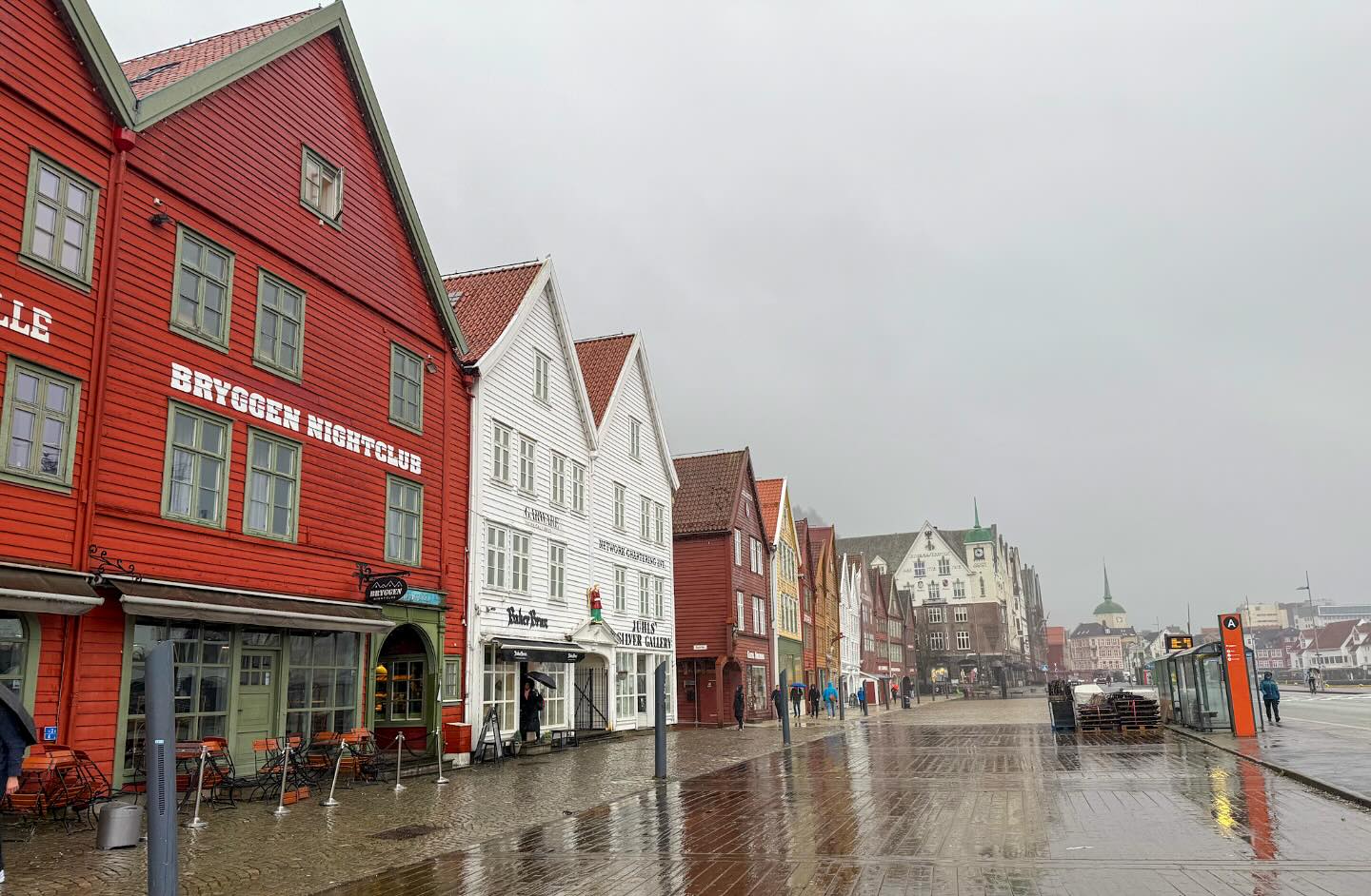 Even on a rainy day, Bergen is a stunning city! I especially fell in love with the Old Town, Bryggen, where it feels like time has stood still for centuries. 🇳🇴