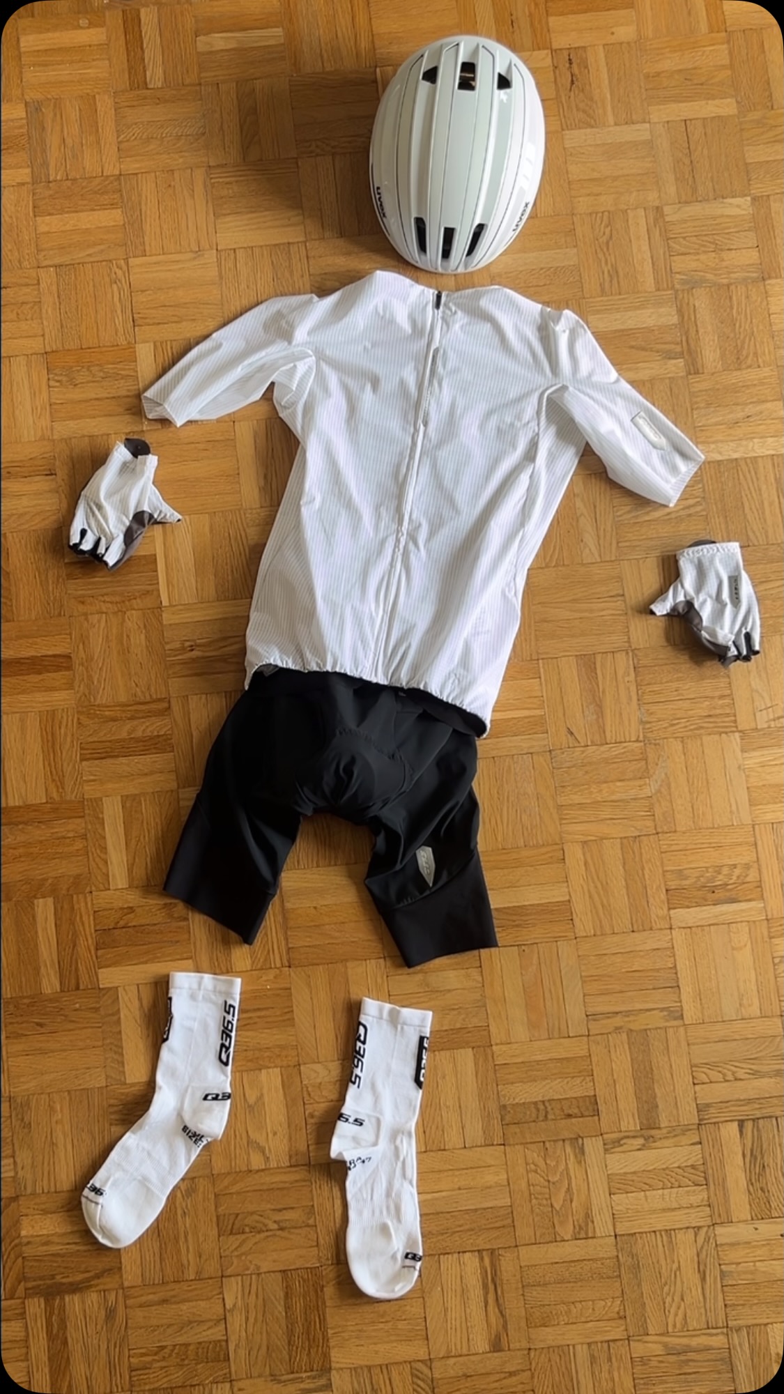 Ready for the Summer dressed nearly all white 😮💨.
@q36.5 Summer Collection is 🔥
#trilife#cyclingpassion#whatsnext#surpassyourself