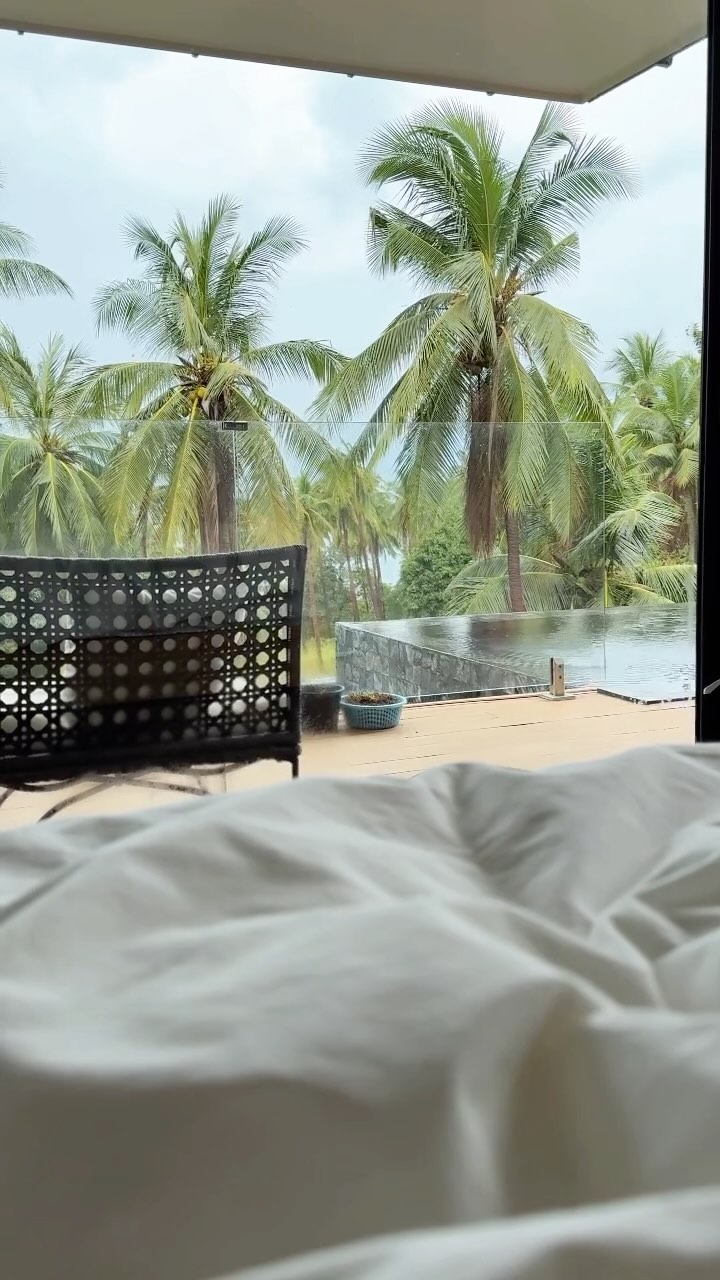 Want to know your true mental state ?
Pay attention to the first 5 minutes after you wake up — before you even get out of bed ☀️.
Those first few minutes after waking up can reveal a lot about your mental state 🥱— your thoughts, emotions, and physical sensations before the distractions of the day kick in.
🍃 If you wake up feeling anxious, that might reflect underlying stress.
🍃If your mind immediately starts racing with tasks, it could show a sense of overwhelm or responsibility.
🍃If you feel peaceful or content, it suggests a calm and balanced state of mind.
Just observing without judgment can help you understand yourself and your current state better. Do you ever take time to notice those first few moments?
#lifecoach #holistic #mindsetcoach #stressmanagement #mindbodyspirit #holistichealth #wellness #mindfulnes
