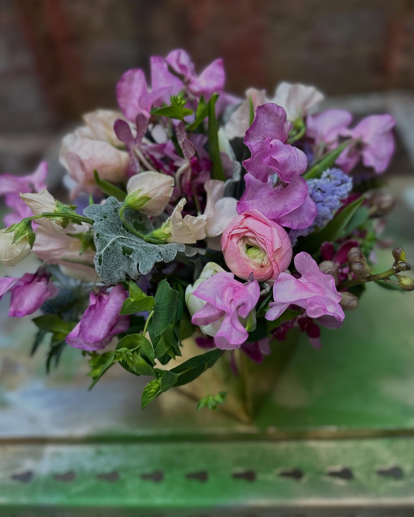 Sweet peasâŚ
.
#sweetpeas #flowerpower #floralfix #flowerstagram #floraldesign
#nycflowers #frenchflorist #artisanfleuriste #luxuryflowers #retailflowers #elegantflowers #nycflowerbouquets #classyflowers #giftflowers #lusciousflowers #subscriptionflowers #beautifulflowers #internatrionalflorist #nycflowers