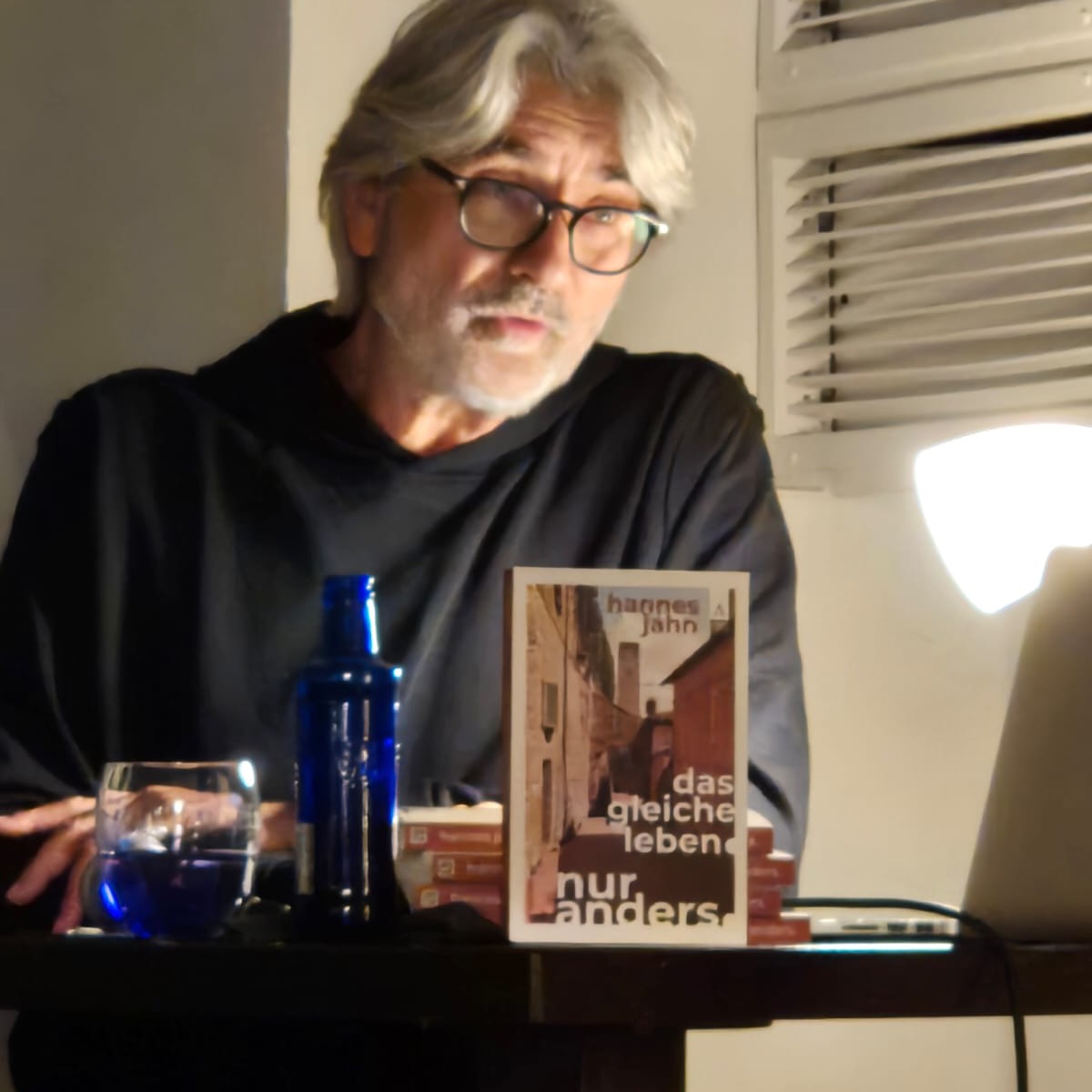 Gestern Abend in Leipzig, stimmungsvolle Veranstaltung, schöne Rückmeldungen - hat Spaß gemacht! #autorenaufinstagram #autorenleben #booknerd #bookstagramdeutschland #booktokgermany #buchblogger #buchbloggerin #buchdesmonats #buchhandlung #buchliebe #buchneuheiten #buchrelease #buchtipp #buchtipps #büchertipp #büchertipps #bücherwurm #bücherwurm #indieverlag #leipzigerbuchmesse2025 #lesenisttoll #lesenlesenlesen #lesetipp #lesetipps #lesezeit #unabhängigeverlage #verlagsleben #wirmachenkulebücher