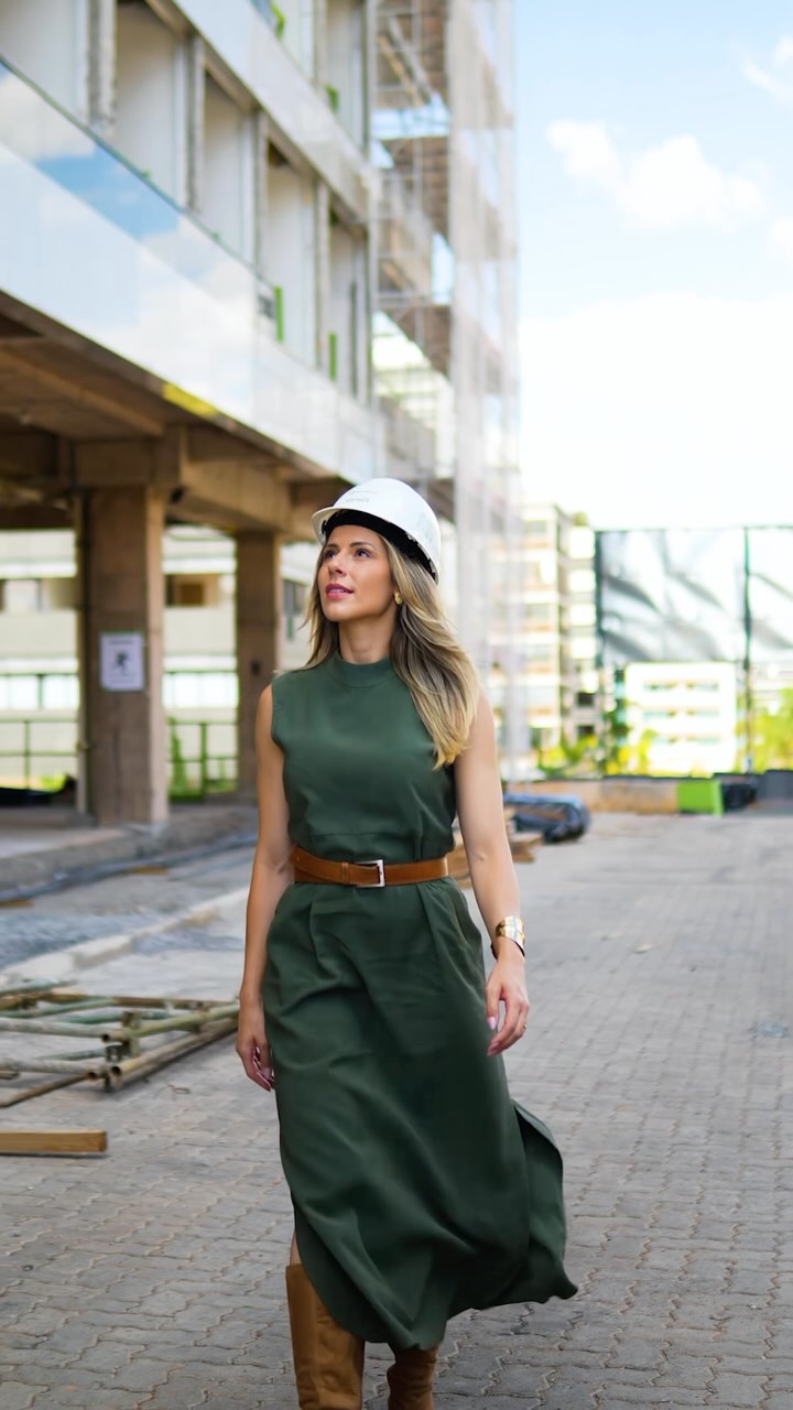 Já teve a sensação de entrar em um espaço e sentir imediatamente que algo mudou?
Não foi só sobre os acabamentos, nem sobre a luz linda que invadia o ambiente.
Foi sobre imaginar meus filhos correndo no corredor.
Sobre o cheiro de almoço num domingo com a família reunida na cozinha integrada.
Sobre ver uma casa que acolhe.
O Algarve me trouxe uma sensação de bem-estar tão imediata, que a neurociência explicaria como resposta sensorial de pertencimento. É quando seu corpo entende, antes da sua mente, que aquele lugar pode ser seu.
E aí, claro, os detalhes fazem ainda mais sentido:
São 128m², 3 suítes com banheiros espaçosos de verdade, cozinha com sala de estar e jantar totalmente integradas, apartamento vazado com iluminação natural e ventilação cruzada e o Hobby Room que é um diferencial incrível do empreendimento.
E ainda: infraestrutura para cortineiro automatizado, iluminação entregue pela construtora e acabamentos de altíssimo padrão escolhidos com curadoria.
O Algarve não é só um imóvel.
É onde a vida em família pode florescer com leveza, beleza e estrutura. E essa, pra mim, é a definição mais pura de qualidade de vida.
Agora, me conta nos comentários, qual o seu detalhe favorito do @algarve.303? O planta bem resolvida? O tamanho dos espaços? A ventilação cruzada e iluminação natural? O Hobby room? Eu quero saber.