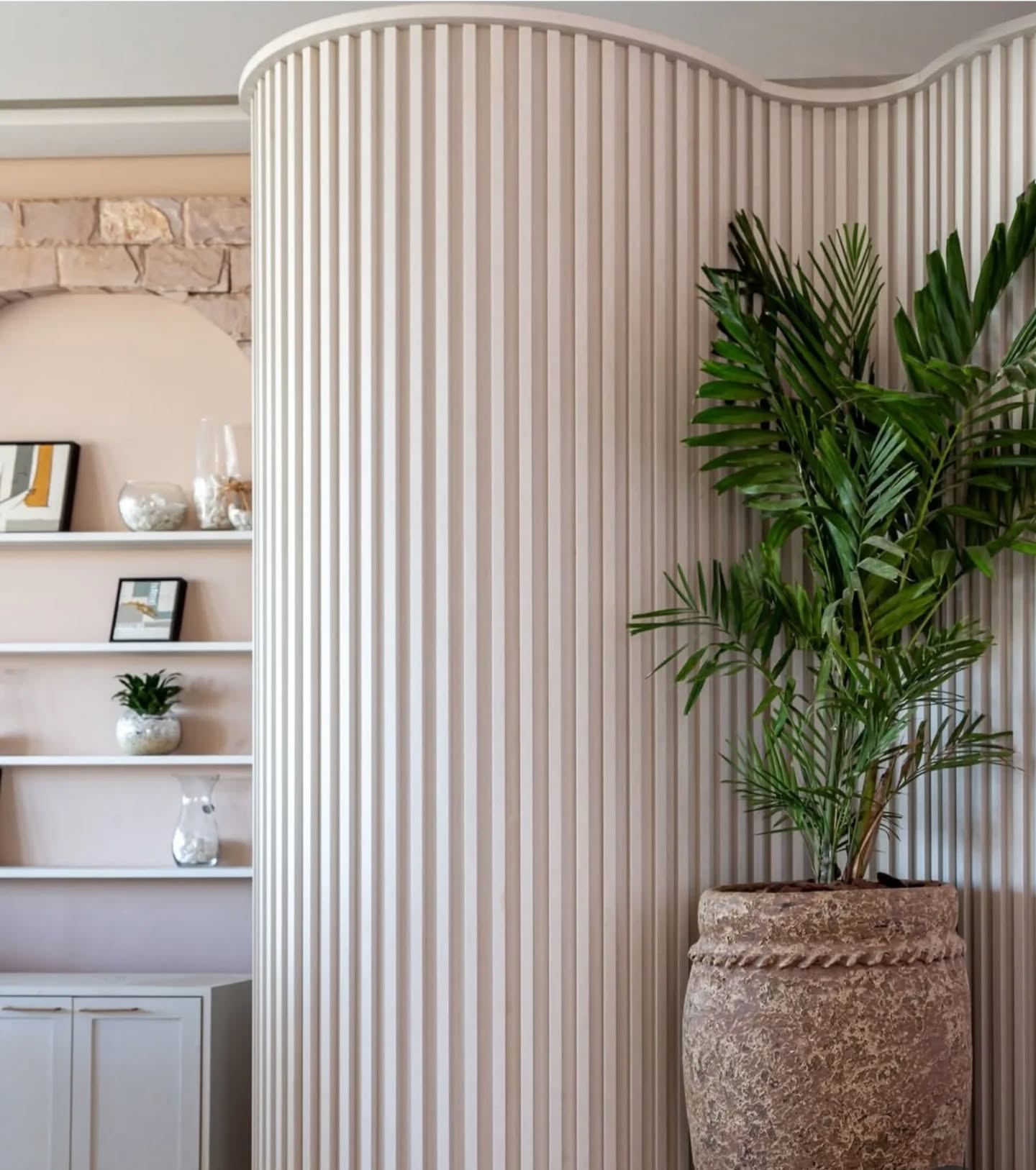 Elegância que flui nos detalhes.
O painel ripado com curvas suaves traz movimento, sofisticação e personalidade ao ambiente.
Combinado ao verde natural e acabamentos cuidadosamente escolhidos, o resultado é um espaço harmônico e acolhedor.
Na Innovafatto, transformamos ideias em ambientes que inspiram!
#moveisplanejados
#innovafattoplanejados
#painelripado
#Boavistaplanejadosoficial
#móveisplanejadossobmedida
#innovafattoplanejados
