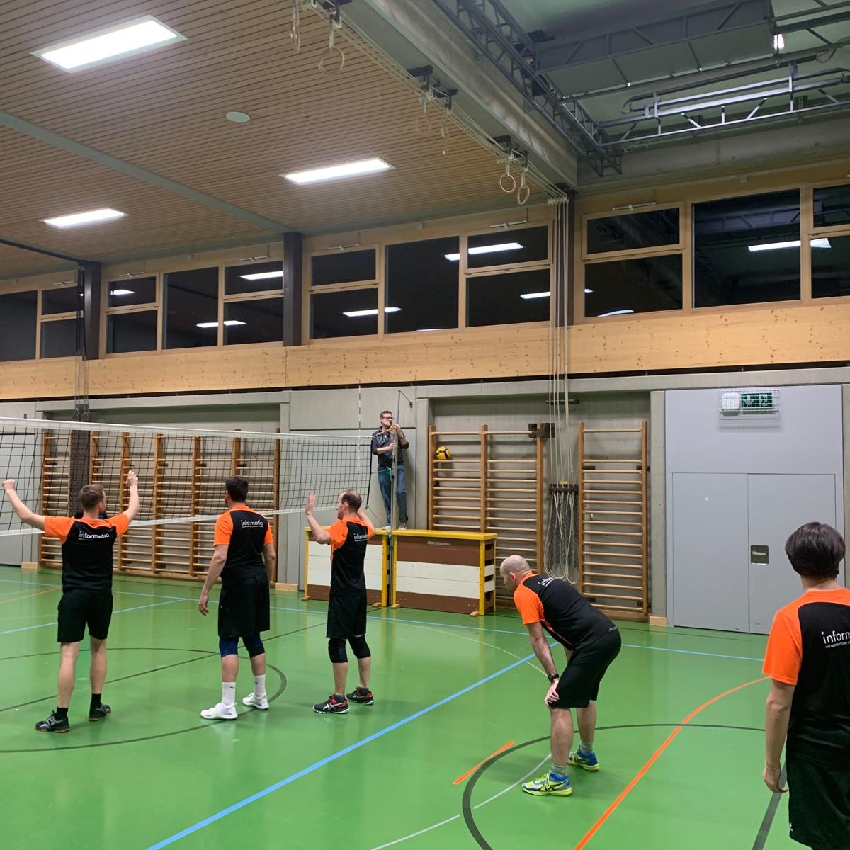 🏐 Letzter Spielabend – Erfolgreich und stilvoll abgeschlossen! 🏐
Gestern stand unser letzter Spielabend in Meinisberg an und wir haben noch einmal richtig abgeliefert! 6 Punkte nehmen wir stolz mit nach Hause! 💪🔥
Und das Beste? Kaum zu glauben, aber wahr: Volley Siselen-Finsterhennen trat tatsächlich in einheitlichem Tenü auf! 😆💙 Ein seltener, aber schöner Anblick! Natürlich durfte das anschliessende Apéro nicht fehlen 🥂.
Ein grossartiger Abschluss. 🙌 Danke an alle fürs Kämpfen, Anfeuern und Mitfiebern!