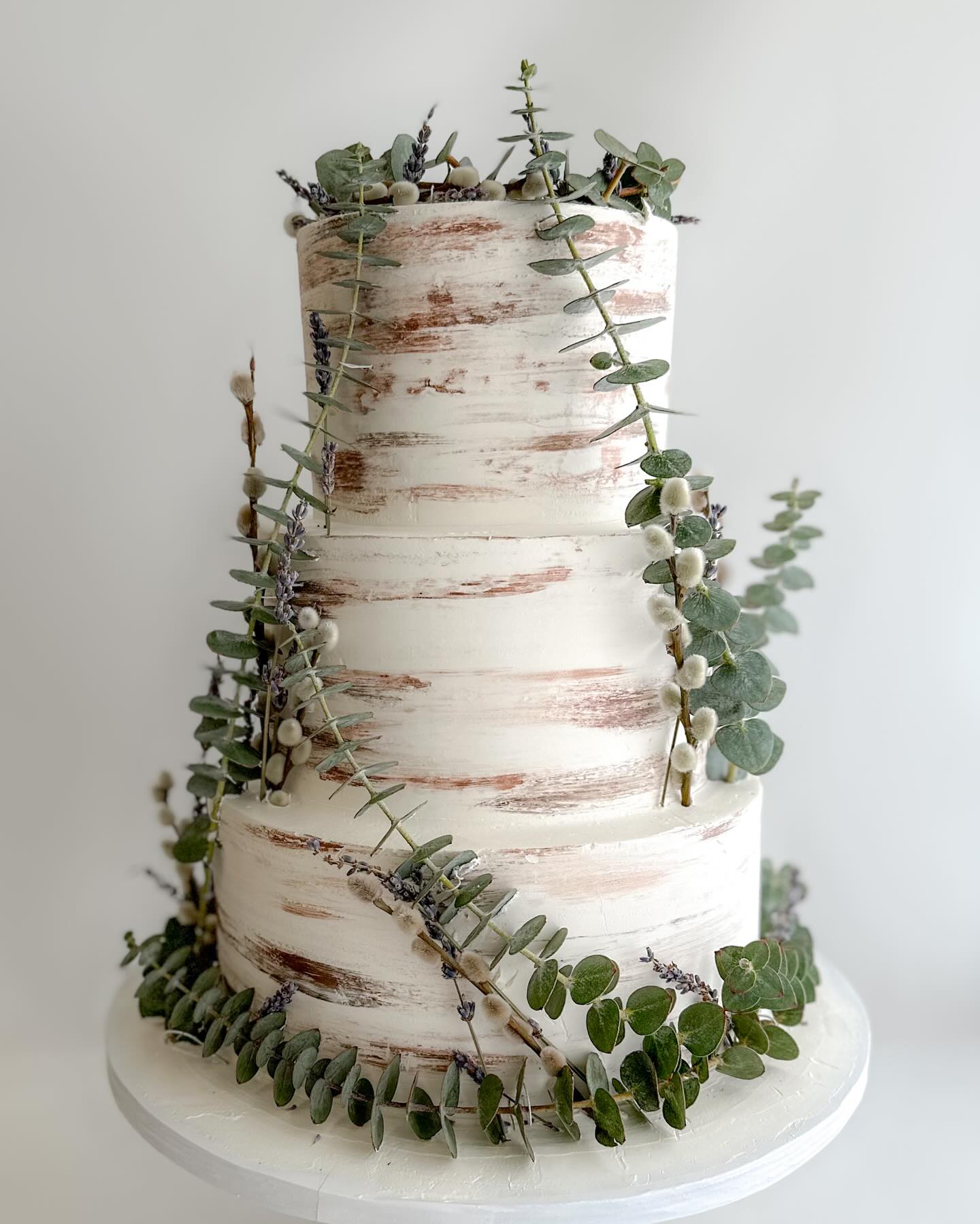 This cake came straight from an enchanted forest with some other goodies.
We don’t always get to see the beautiful setups our desserts get displayed in, so we get so excited when our clients send their pictures! In love with this enchanted forest setup!
#quinceañeracake #sweet16cake #18thdebutcake #weddingcake #enchantedforestcake