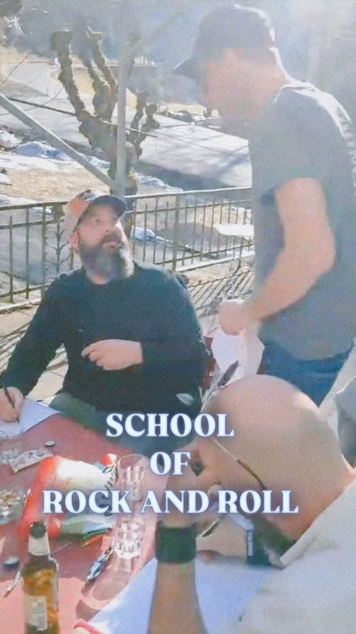 School of Rock n‘ Roll 🤘🏻
Hat da jemand geschummelt? „Ufzgi“-Kontrolle durch unseren Produzenten @tobigmuer am Probeweekend im @gasthausgruenenwald
#lifeisgoodwithrosewood #swissmusic #musicfromswitzerland #americana #countrymusic #rosewoodbandswitzerland