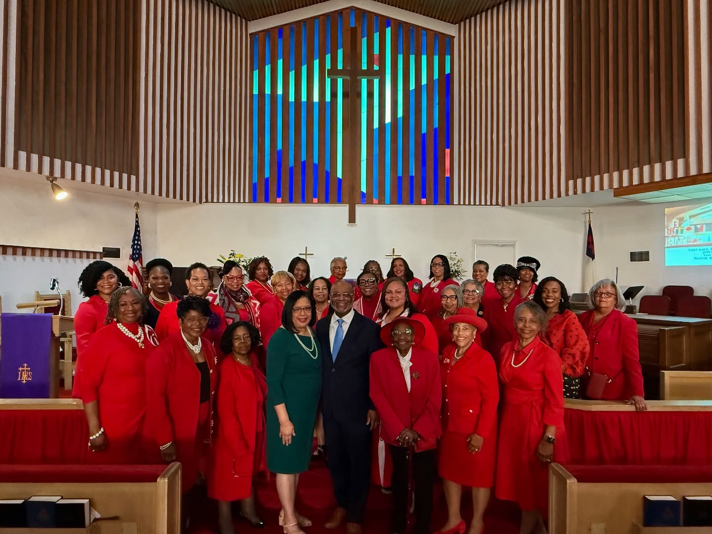 It is still #sisterhoodmonth and today SFAC worshipped at First AME Zion Church. We also donated diapers for families. Following service, we fellowshipped at @niasoulfood .
Thank you Rev. Crutison for hosting us and to the amazing team at Nia Soul Cafe, the food was delicious.
#deltasigmatheta #sisterhood #fellowship #farwestfirst