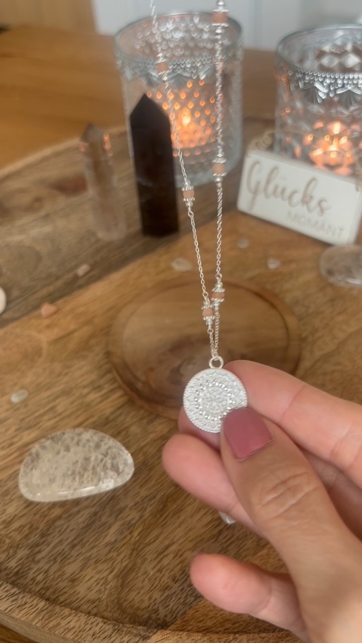Wunderschöner Mandala Schmuck mit Mondstein von @argento_furioso - bald in meinem Online Shop.
#edelsteine #mandala #mondstein #schmuck #edelstein #geschenkidee #kooperation