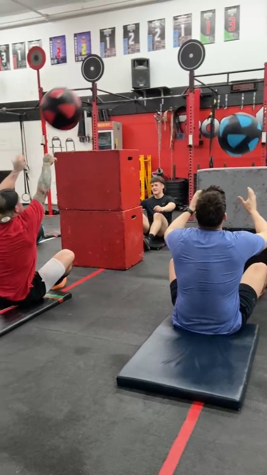 Des finishers le fun pis une gang motivée ! Faut dire qu'après les entrainements, ça nous tente pas toujours... Mais en gang comme ça, c'est toujours mieux ! Viens t'entrainer avec nous !
Prends tu le temps de faire ton finisher tous les jours ? 😏