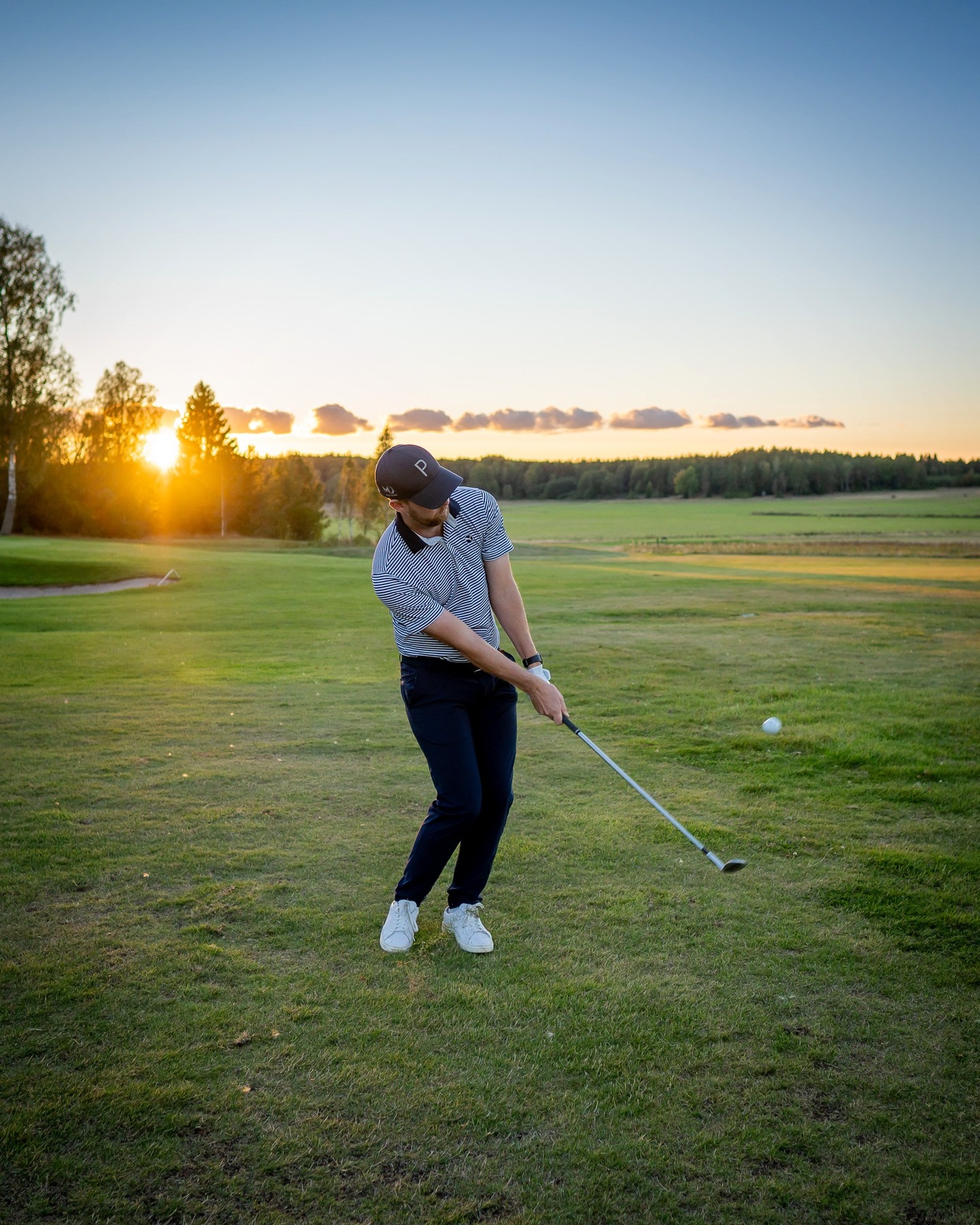 TRÄNINGSKORTET 2025!
Se till att göra 2025 till din bästa golfsäsong någonsin och träna tillsammans med våra tränare regelbundet under sommaren. Årets säsongskort är lösningen! Du kan träna med alla våra tränare så mycket du vill för endast 2795kr. Vi kommer att ha 3 unika pass varje vecka på morgnar, lunchtid och på kvällar. Max 10 deltagare per pass. Totalt kommer det att bli mellan 140-210 pass beroende på antalet deltagare. Det kommer att finnas minst 8 pass i veckan med tre olika tränare.
Passen kommer att fokusera på allt golfens underbara värld har att erbjuda. Du kommer helt enkelt kunna välja och vraka på vad du vill träna på. Efter att ni har fått hjälpa oss med planering har vi år större fokus på närspel & sving och lagt in morgonpass på onsdagar.
Vi kommer i år att ha två olika varianter tillgängliga. Det stora Träningskortet som löper hela säsongen med träningar från v19-37 med lite färre pass under semesterveckorna 27-32. För dig som vill träna hårt i början av säsongen och sedan kommer vara borta mycket finns Lilla Träningskortet för 2195kr som löper ut vecka 26.
Som extra bonus kastar vi även in ordentligt rabatterade lektioner för alla med träningskortet på 750kr istället för 895:-
Oavsett vilket alternativ du väljer så får du otroligt mycket träning för pengarna. Missa inte denna chans att ge dig själv optimala förutsättningar för bättre golf 2025!
Mer info på www.mathiasdahlgolf.com