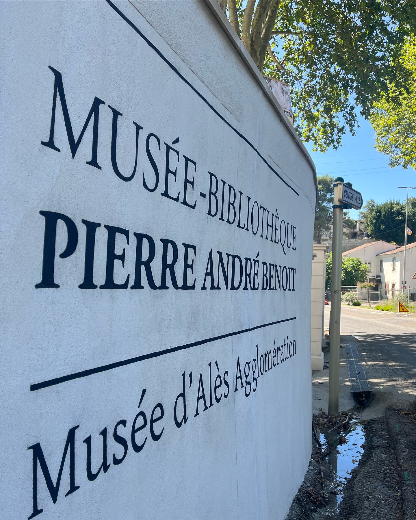 âïž Nouvelle signalĂ©tique peinte pour le @museepab a AlĂšs.
On ne le rĂ©pĂ©tera jamais assez : la peinture câest sur tout support ! đš
#peintalamain #peintreenlettres #alwayshandpaint #signpaint #signpainting #paint #painting #concrete #handpainting #lettering #handlettered #handlettering #ales #occitanie #luckylucien #gard #musee #museepab
