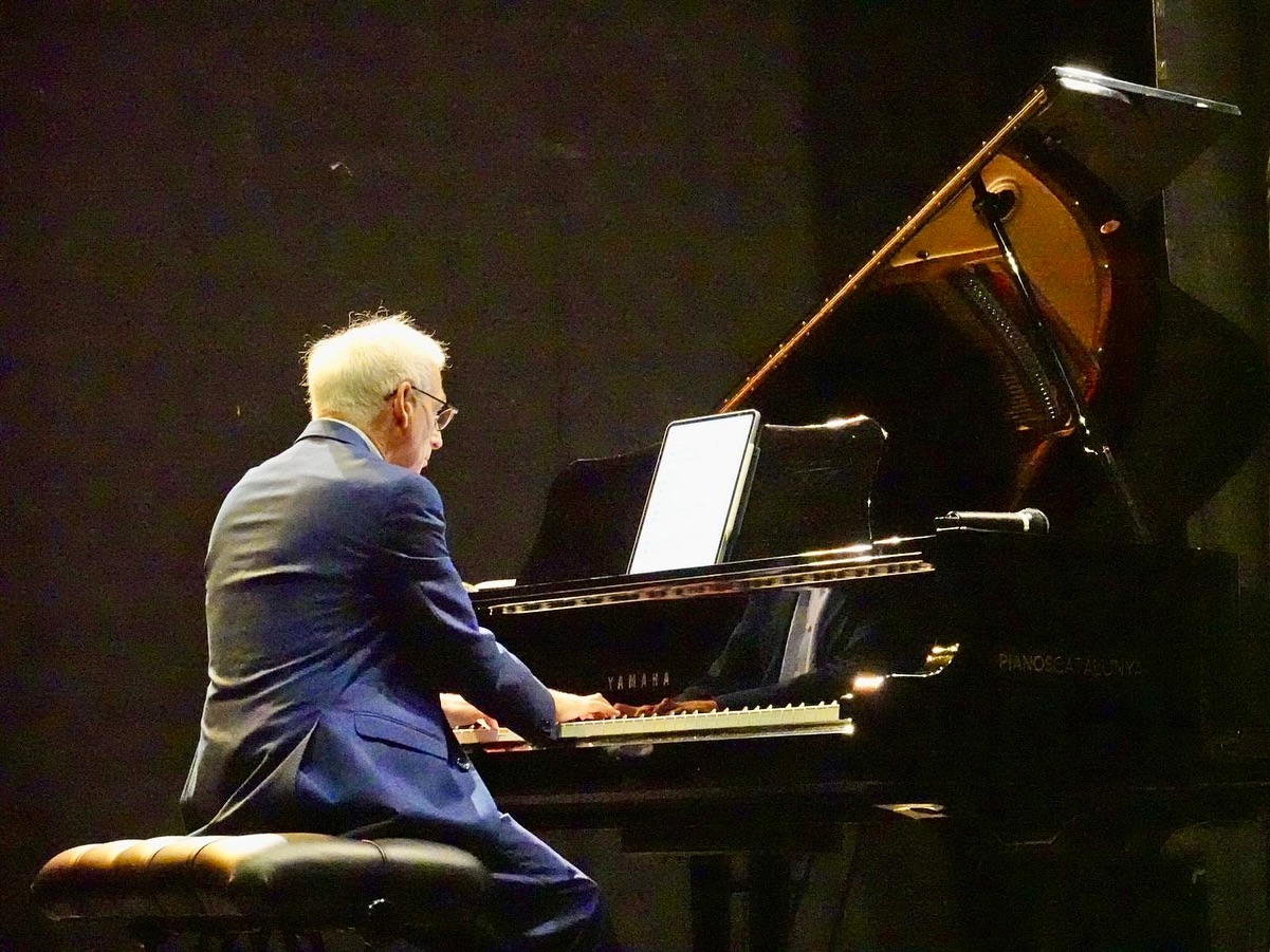 75 exciting minutes with my hospitable friend and great violinist Benjamin Scherer Quesada, especially since this was the first time I introduced the program in (a kind of) Spanish, which explains my nervous glances at my cheat sheet.