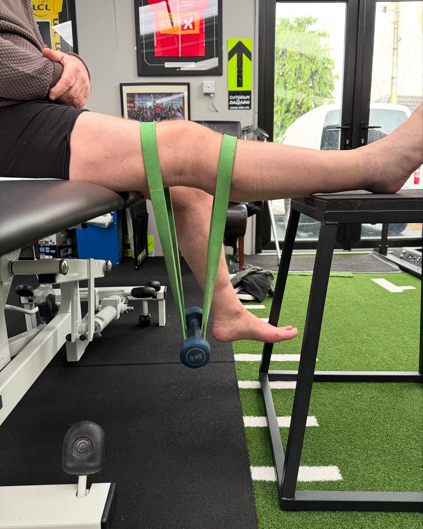 A nice little trick I learned from @orkaperformance to achieve knee extension. If you are having trouble straightening your knee, you can try this little pearl of wisdom #dundalkosteopathyclinic #dundalkosteopath #dundalkosteo #dundalksportsmedicine #dundalkkneepain