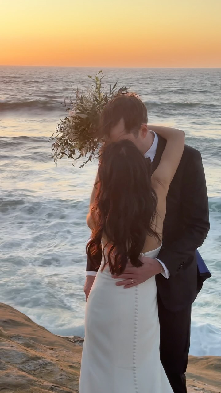 No two sunsets are the same so let this be your sign to get sunset portraits and make yours unforgettable 💕 🌅
.
Planner @alwaysflawlessproductions
Photographer @laurieashleyphotography
Content creator @everlastingbytes
Florist @jessiehallcreative
Rentals @caesar_event_rentals
.
Sunset portraits wedding portraits content creator behind the scenes wedding elopement ceremony just married 2025 bride wedding content creator San Diego Southern California photography videographer wedding content