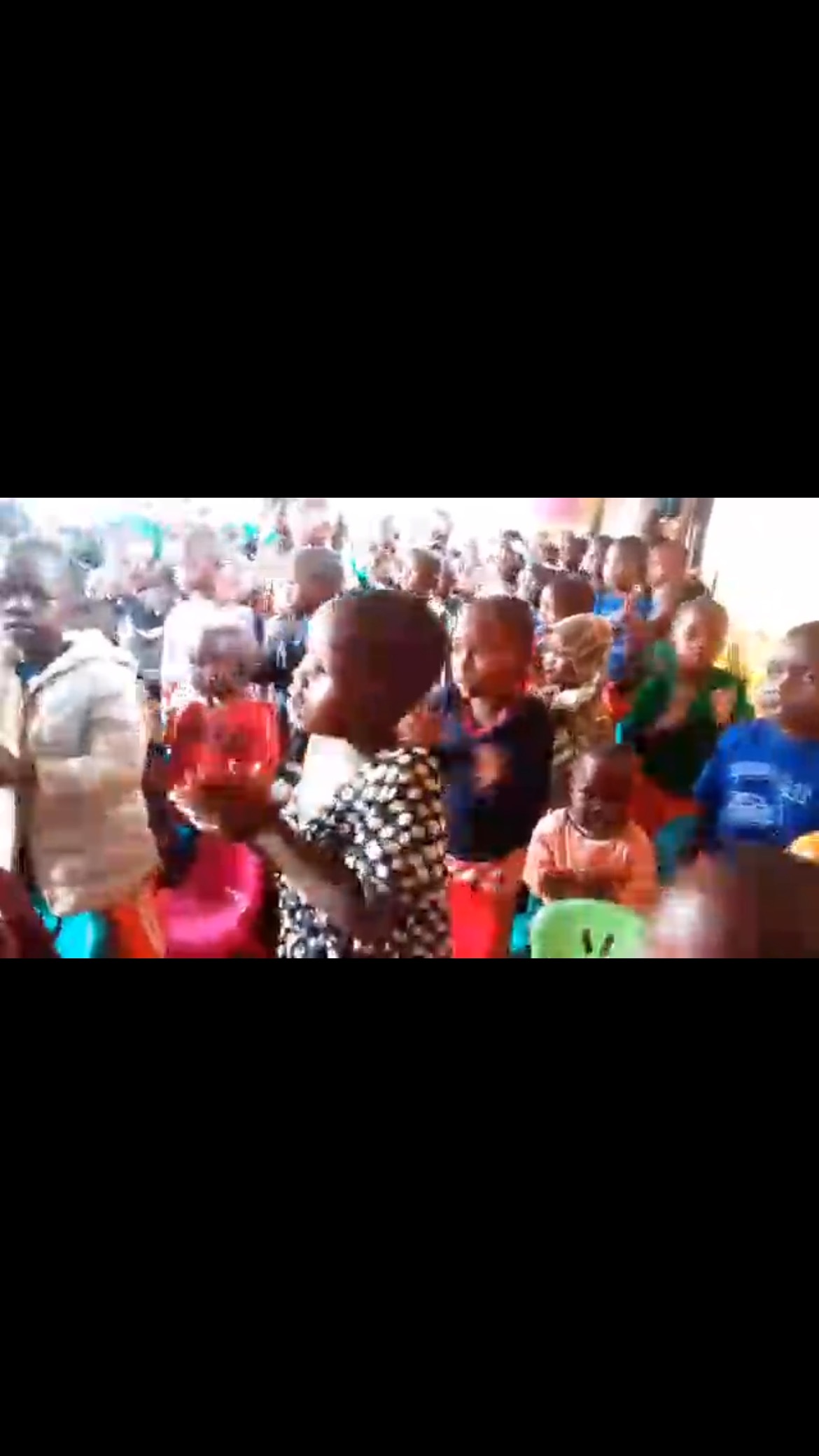 Zo gaaf om te zien hoe de kinderen bij ons project in Oeganda zo mee worden genomen in lofprijs en aanbidding. Ook de school staat, en word al gebruikt. Wat een zegen voor deze kinderen en wat tof dat wij als stichting hier een aandeel in mogen hebben. Een hoopvolle toekomst is wat we willen voor ze allemaal. #jeremia29:11 #Jesus #Worship #Oeganda