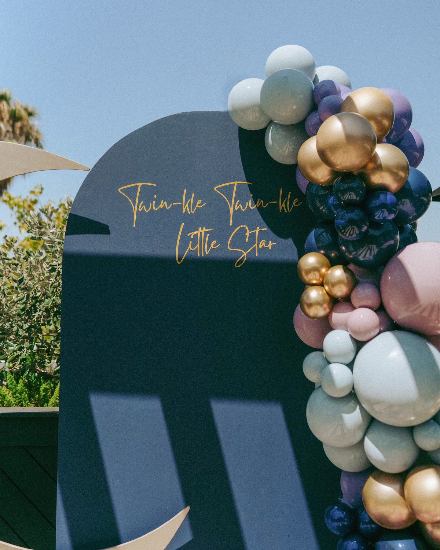 This client was having twins and wanted a galaxy-inspired baby shower, so we came up with the theme “Twin-kle Twin-kle Little Star”. We love brainstorming new and fun themes! 💭💫✨