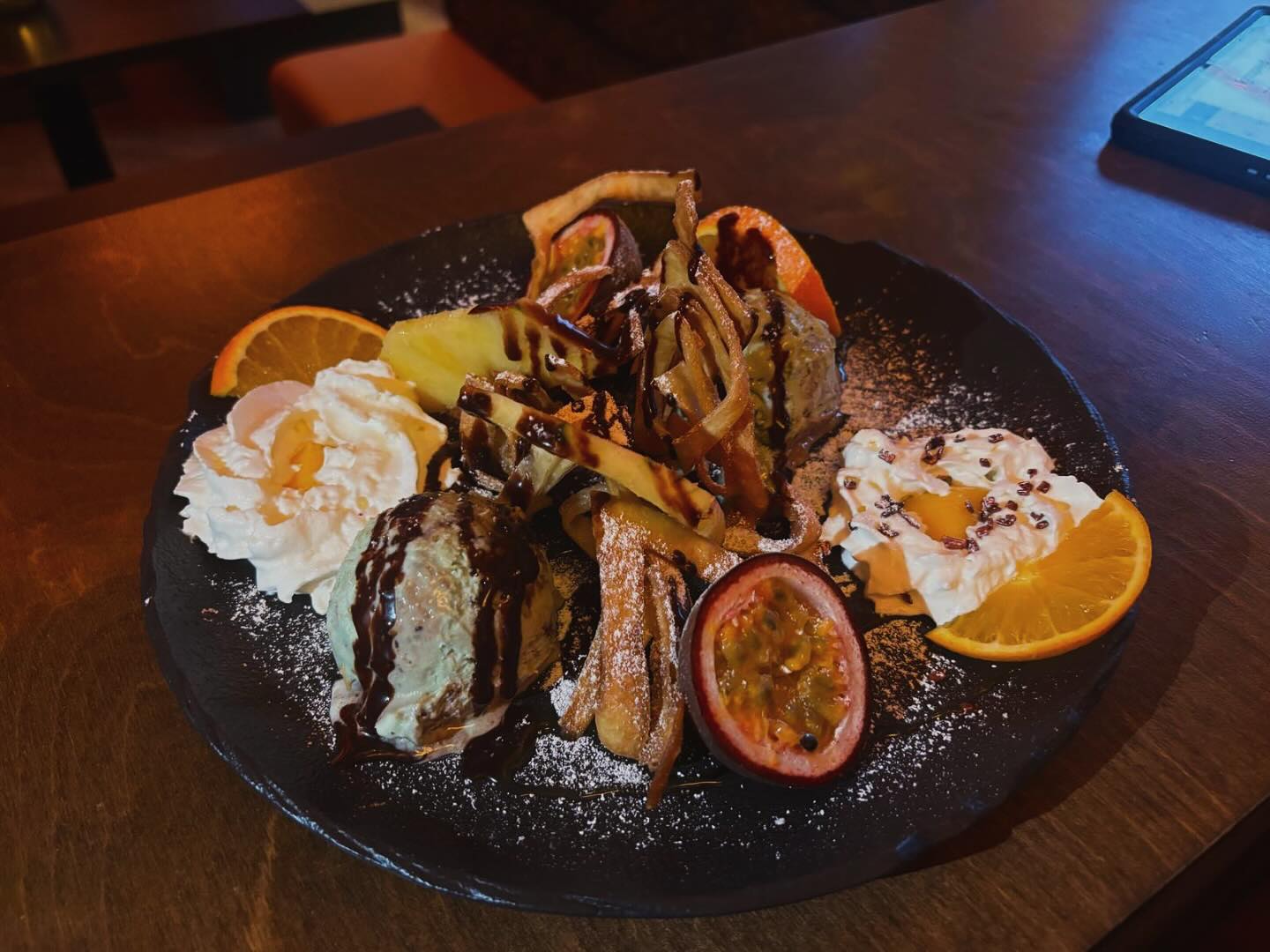 Lust auf eine süße Auszeit?
Tauche ein in den Geschmack von 1001 Nacht mit unserem unwiderstehlichen Dubai Dessert Eis!
Cremig, exotisch, verführerisch — jede Kugel ein kleines Abenteuer für deinen Gaumen.
Verwöhne dich mit besonderen Aromen, die dich von warmem Wüstensand, orientalischen Gewürzen und luxuriöser Süße träumen lassen.
Aber aufgepasst!
Dieses besondere Dessert gibt es nur für kurze Zeit und nur solange der Vorrat reicht.
Schnapp dir dein Dubai-Eis, bevor es weg ist — denn wenn weg, dann weg!
Komm vorbei, genieße, und lass dich verzaubern!
#dubaiicecream #dessertliebe❤️ #exotischergenuss #angebot #solangevorratreicht #orientalischesdessert #icecreamlovers🍦 #sweetspecial #1001nacht#emden