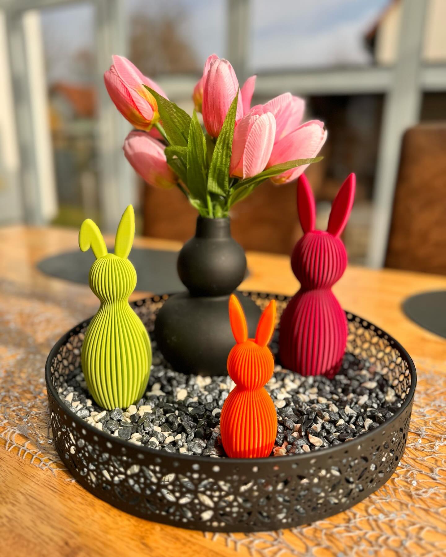 Auch bei @glitzerzessin_dunja_ haben unsere Hasen einen schönen Platz gefunden 🐰 möchtest du auch so eine einzigartige Oster-Dekoration? Dann warte nicht zu lange und schreib uns direkt an! Der Osterhase kommt schon bald 🐇 #ostern #osterhase #fyp #3dprinting #dekoration #deko #wohlfühlen