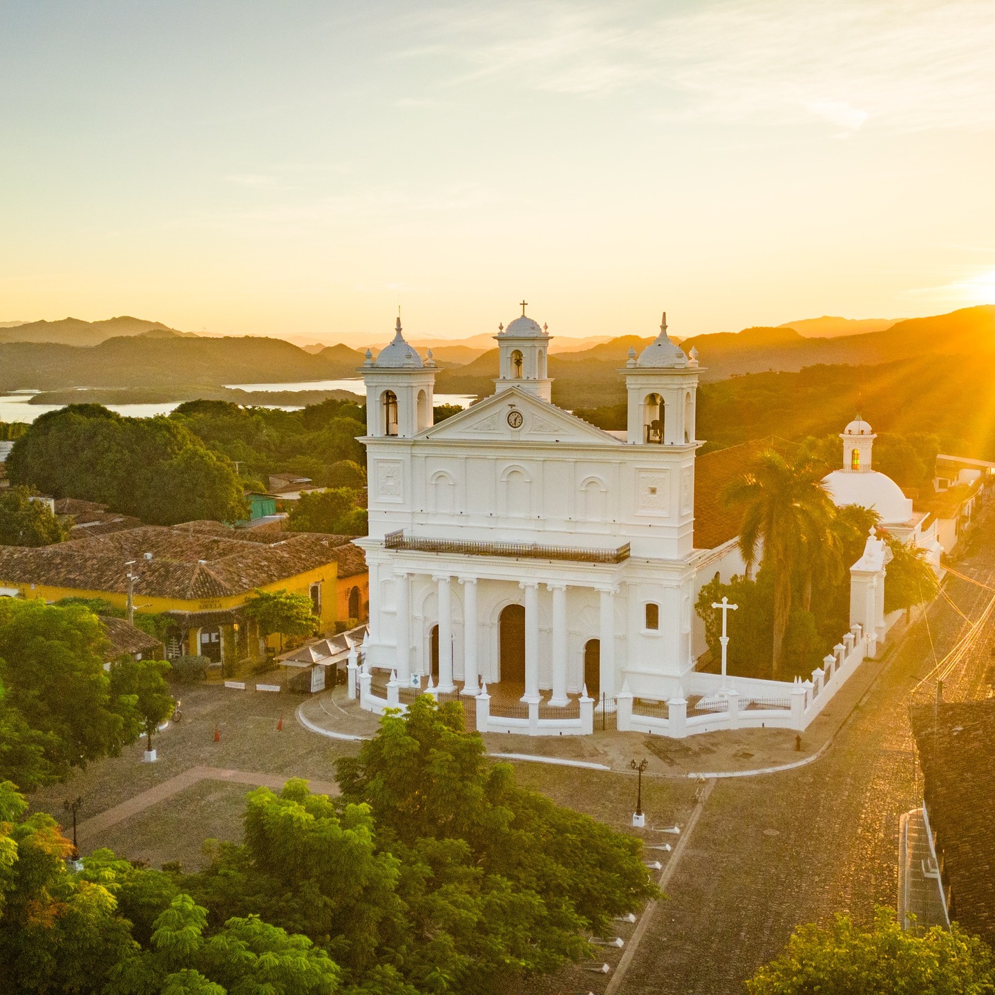🏛️ Step into the soul of El Salvador in Suchitoto, where cobbled streets and lake views echo centuries of history and art.
🏞️ Entrez dans l’âme du Salvador à Suchitoto, entre ruelles pavées, culture vibrante et vues majestueuses sur le lac.
#Suchitoto #ColonialTown #LakeSuchitlán #Culture #VilleColoniale #Patrimoine #Lac #CultureLocale #elsalvadorimpresionante
© MITUR El Salvador