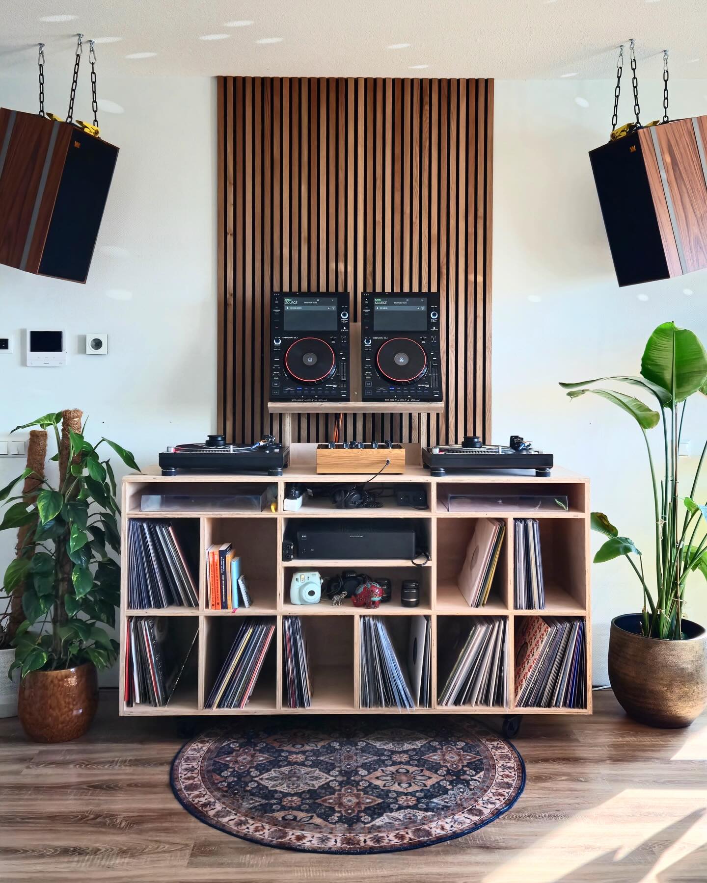 Stunning booth by @zefwiersma 🤩👏
👉🏼 Follow @doyouspin for more
👉🏼 Follow @doyouspin for more
👉🏼 Follow @doyouspin for more
DM for submission & Email for promotion 📩
#rotarymixer #technics #djsetup #vinyldj #rominimal #classicdj #classicmixer #boutiqemixer #hifi #audiophile #hifidj #djlife #vinyljunkie #vinyladdict #technics1210 #sl1200 #doyouspin #djdesk #djbooth #listeningbar #recordstore #vinylonly #djculture