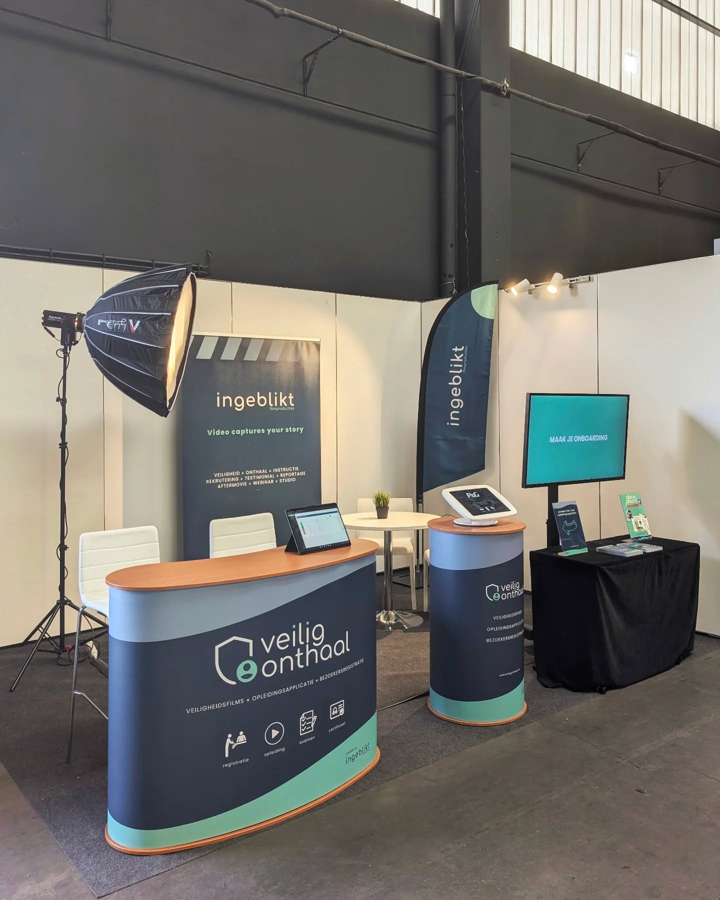 Zien we jou morgen op Worksafe Antwerpen?
Onze beursstand is opgebouwd en we kijken ernaar uit om je morgen te verwelkomen op Worksafe Antwerpen! Dé beurs voor wie actief is op vlak van veiligheid, gezondheid en welzijn op het werk.
Kom langs bij stand 4113, maak kennis met ons en ontdek meer over onze veiligheidsfilms, opleidingsapplicatie en bezoekersregistratie.
Wat mag je verwachten?
✓ Ervaar waarom wij video gebruiken om een blijvende impact na te laten.
✓ Leer hoe wij onboarding interactief en tijd- en kostenbesparend maken.
✓ Test onze opleidingsapplicatie uit en zie hoe efficiënt en gebruiksvriendelijk ons systeem werkt.
✓ Krijg advies op maat voor de perfecte oplossing voor jouw bedrijf.
👉 Datum: 26 & 27 maart
👉 Locatie: Antwerp Expo, hal 4, stand 4113
👉 Registreer je gratis: https://bit.ly/3QzCJVn
#veiligonthaal #ingeblikt #WorksafeFlanders #Worksafe2025 #WSF25 #veiligheid #preventie