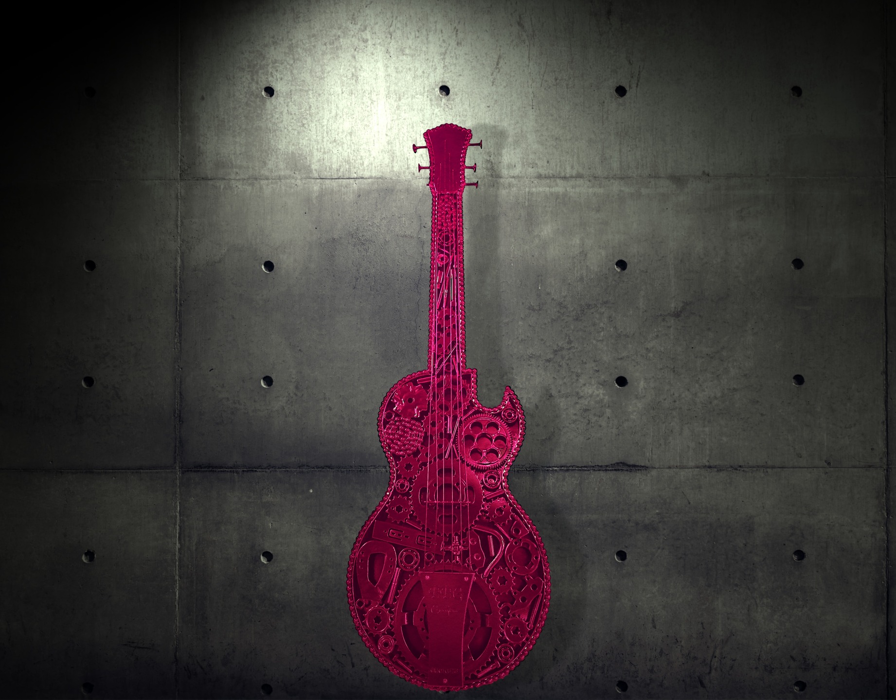 Découvrez cette superbe guitare. Une œuvre d'art unique, fabriquée à la main à partir de matériaux recyclés.
Chaque œuvre est méticuleusement assemblée à la main, garantissant une finition parfaite dans les moindres détails. Cette œuvre est un ajout captivant à tout espace de vie, intérieur ou extérieur.
Ce qui distingue notre œuvre, c'est la personnalisation : elles peuvent être peintes de la couleur de votre choix, vous permettant de créer une œuvre d'art unique et personnalisée qui s'harmonisera parfaitement avec votre décoration intérieure et extérieure. Que vous préfériez une teinte vive et audacieuse ou un ton doux et apaisant, l'œuvre s'adapte à votre style et à vos goûts. Apportez une touche d'élégance et de durabilité à votre espace avec cette œuvre d'art emblématique qui incarne la créativité, le savoir-faire artisanal et le design éco-responsable.